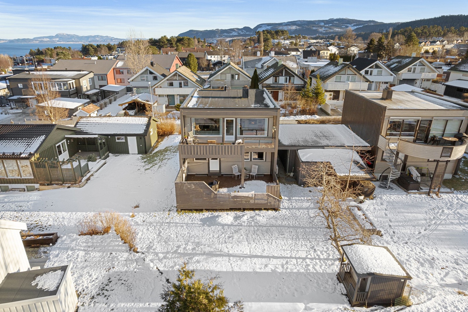 Fasade. Eiendommen ligger tilbaketrukket til i et svært barnevennlig område. Galleribilde