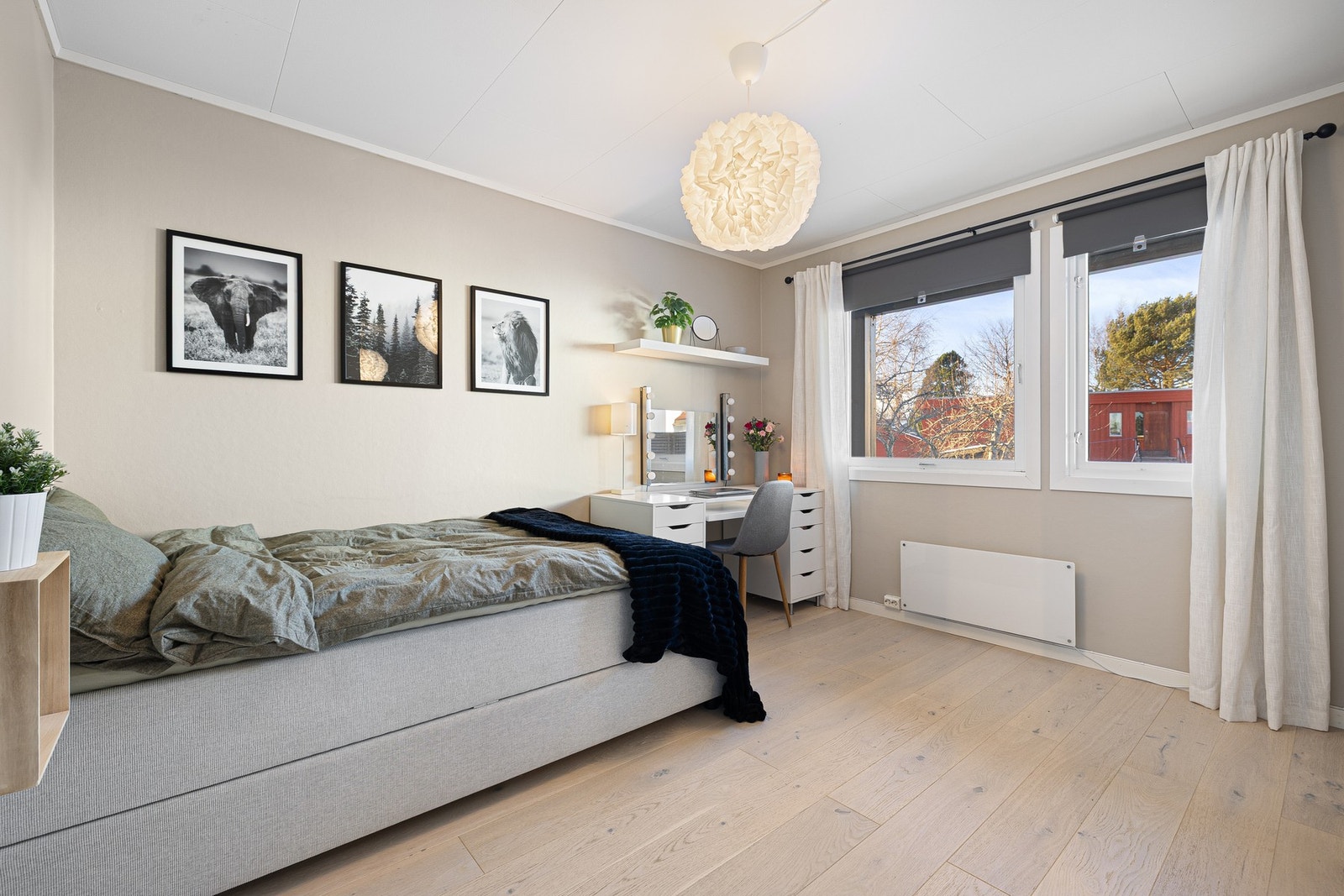 Soverom 2 er på ca. 11,5 kvm. Også her er det god plass til dobbeltseng og garderobeløsning. Galleribilde