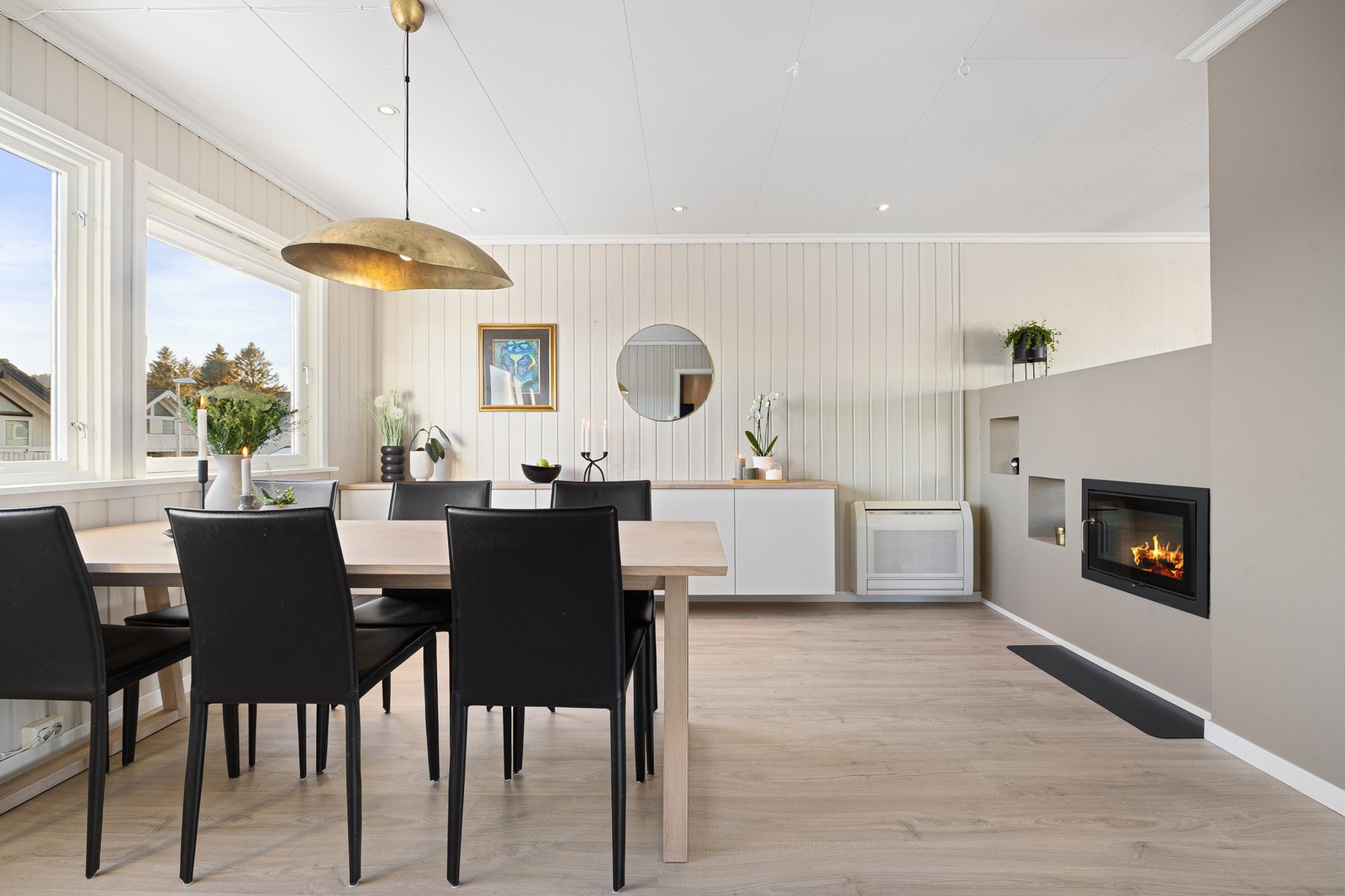 Spisestue. Boligen oppvarmes også via varmepumpe, som for øvrig nylig fikk utført service. Galleribilde