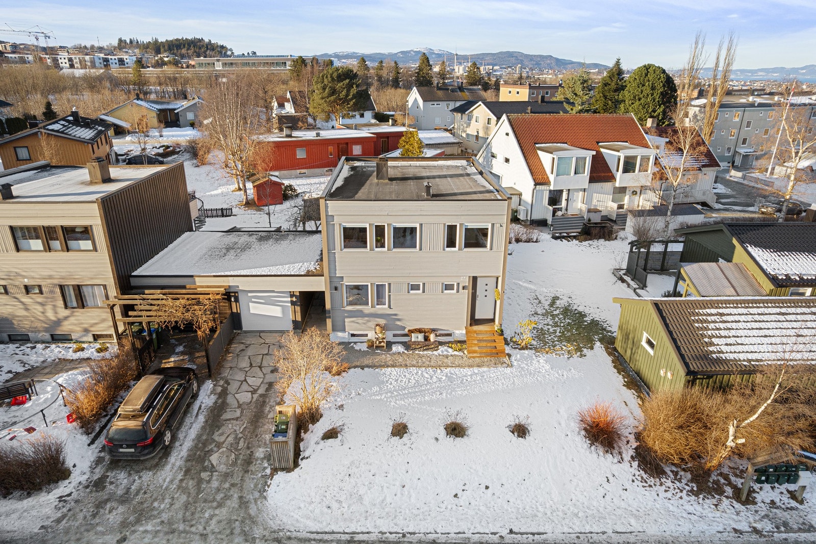 Fasade front. Garasje med plass til ekstra bil foran garasjeport Galleribilde