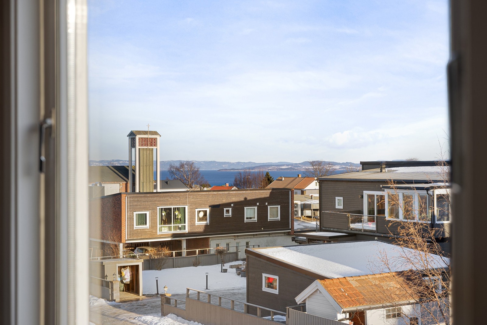 Fra kjøkkenet har du flott utsikt mot fjorden og Fosenalpene. Galleribilde