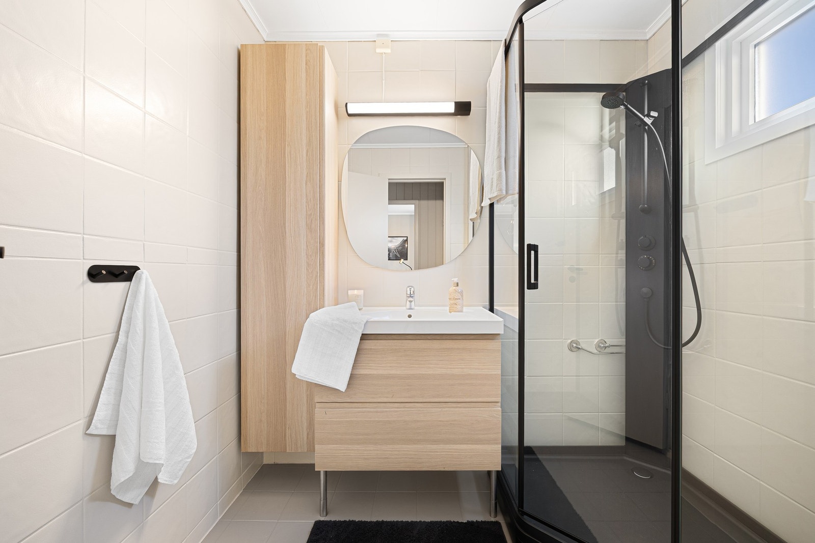 Flislagt bad med gulvvarme. Badet er nylig modernisert med overflatebehandling og utstyrt med nytt dusjkabinett. Galleribilde