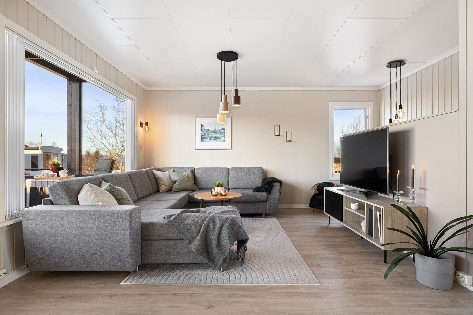 Boligens innhold og planløsning gjør den til en ypperlig familiebolig - her får du en funksjonell bolig på 180 kvm som strekker seg over tre plan. Galleribilde