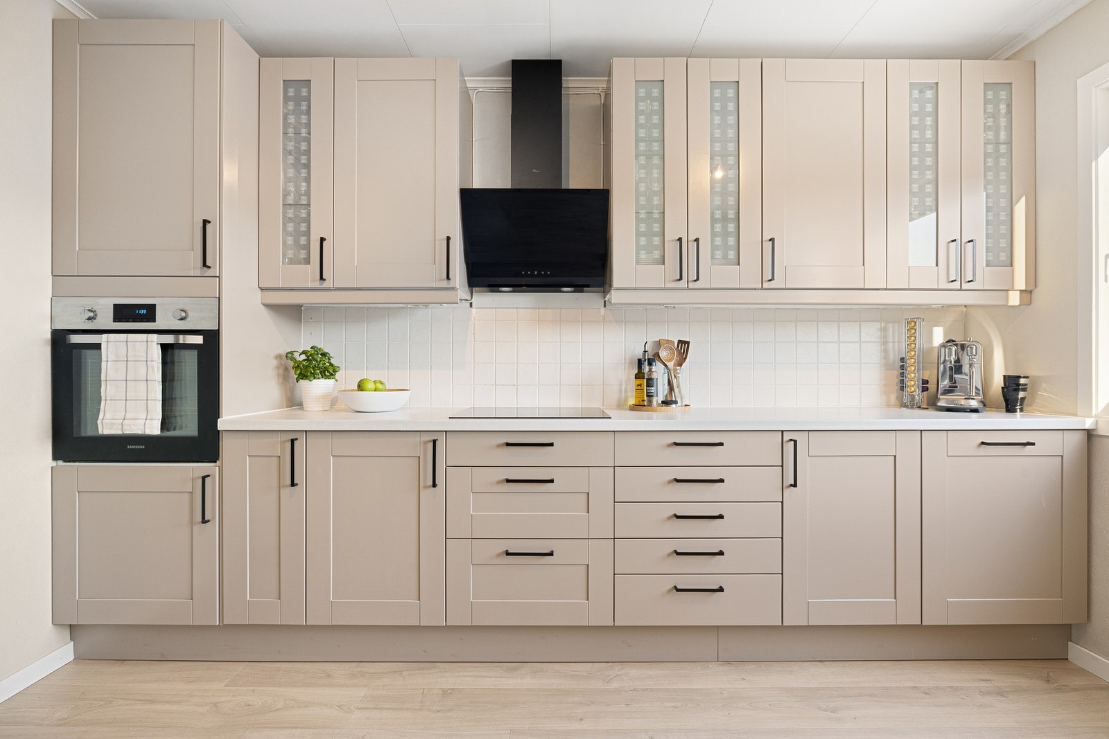 Praktisk kjøkken på ca. 11,5 kvm. Her får du godt med skap- og benkeplass. Galleribilde