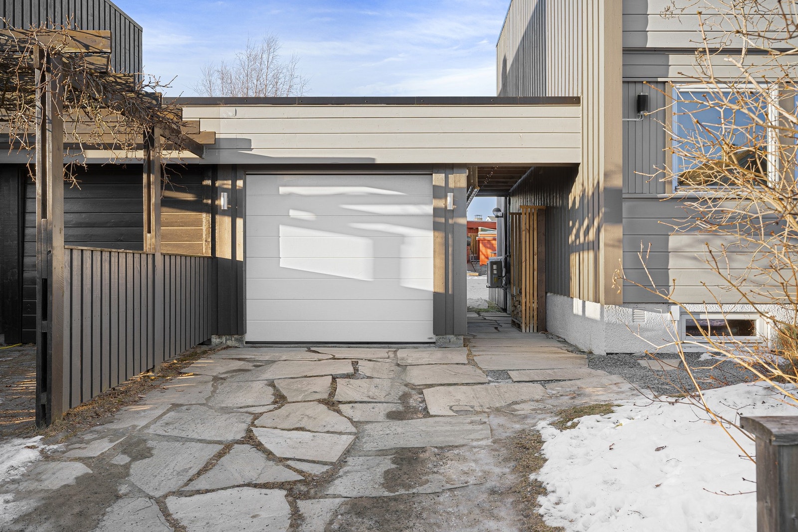 Garasjeporten ble oppgradert i 2019 med elektrisk motor. Året etter ble det etablert ny utebod. Galleribilde