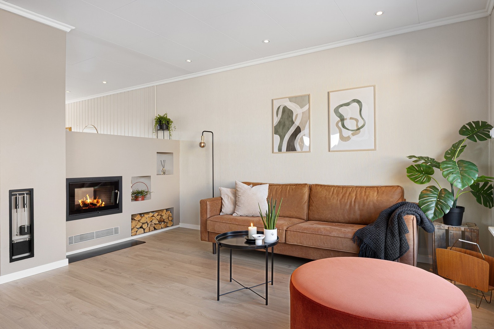 Tiltalende stue malt i tidsriktige fargetoner. Downlights i himling. Galleribilde