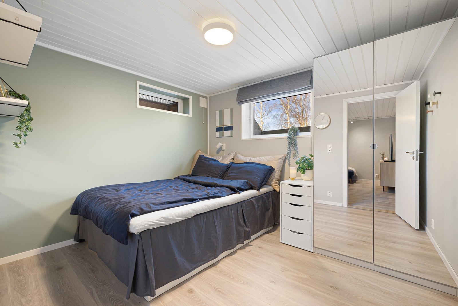 Godkjent soverom i kjeller på ca. 9 kvm (ferdigattest foreligger). God plass til dobbeltseng og garderobeskap. Galleribilde