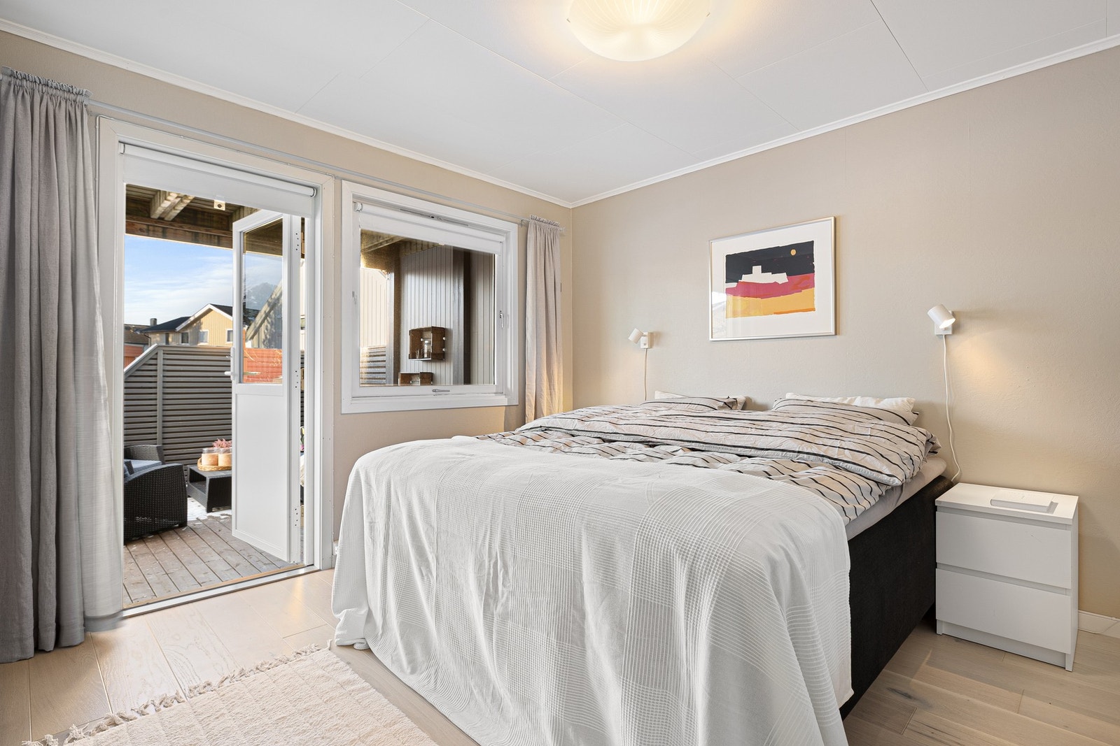 Fra hovedsoverommet har du direkte utgang til terrassen og nedgang til hagen. Galleribilde