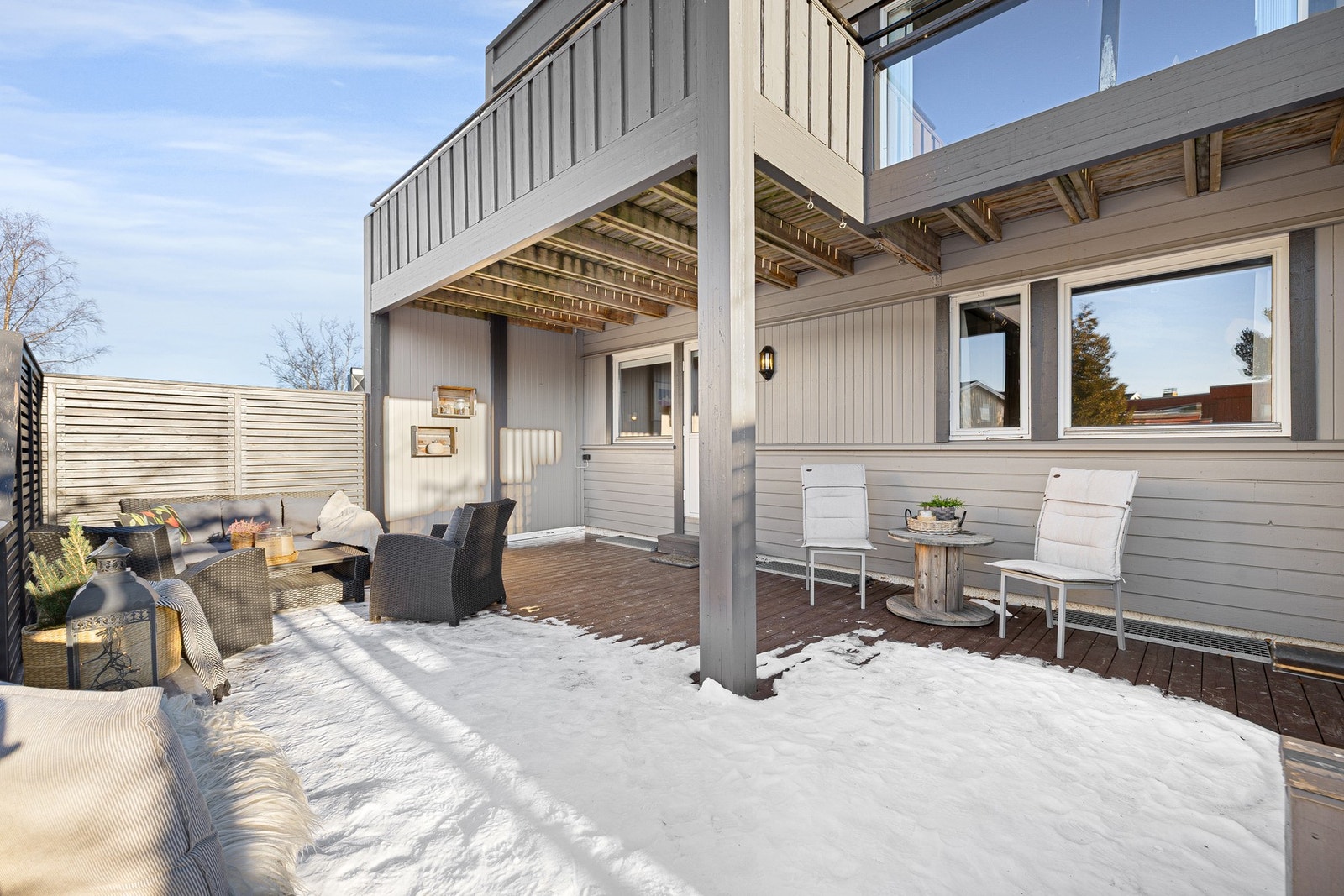 Terrassen er på hele 38 kvm, så her får du plass til flere sittegrupper og grill e.l. Galleribilde