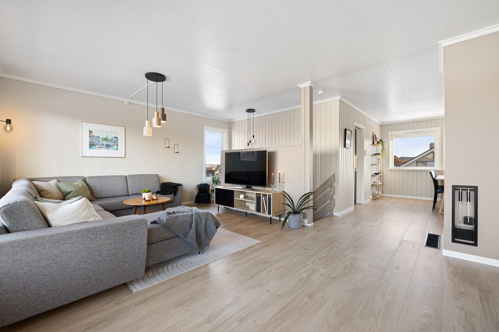 Stuen har flere store vindusflater som i kombinasjon med lyse fargetoner gir rommet en lys og luftig atmosfære. Galleribilde