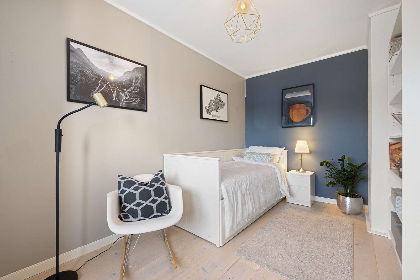 Soverommet har god plass til dobbeltseng og garderobeløsninger. Galleribilde