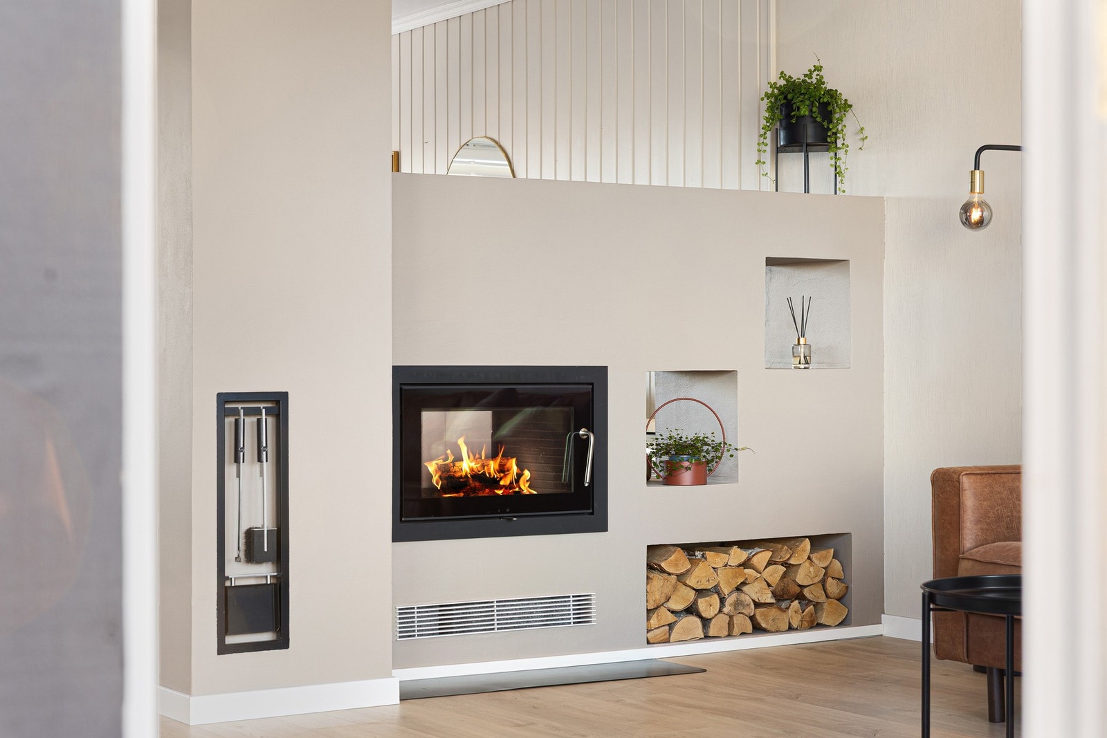 Prikken over i`en må sies å være den gjennomgående peisen som adskiller stuen og spisestuen. Galleribilde