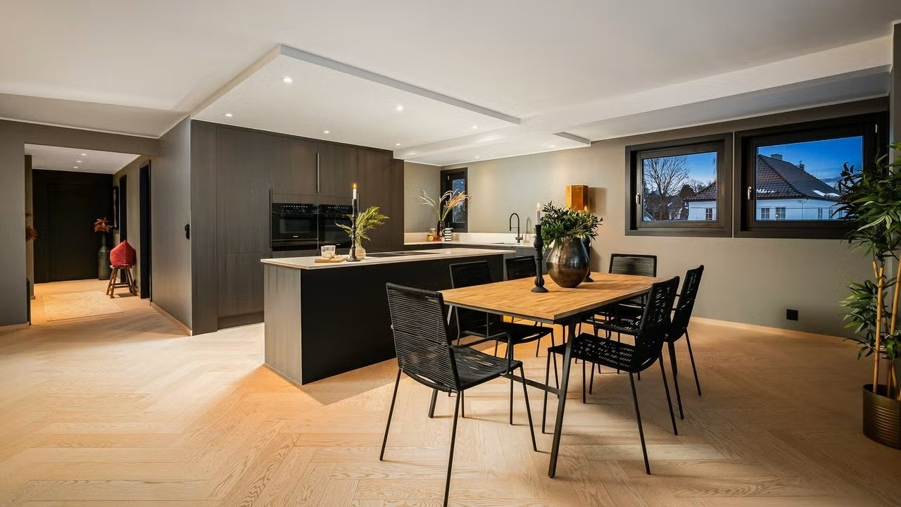 Fiskebensparkett med gulvvarme gir lun varme i alle rom. Galleribilde