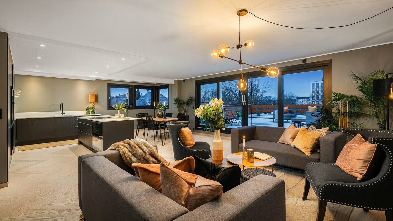 Representativ stue med to store skyvedører. Galleribilde