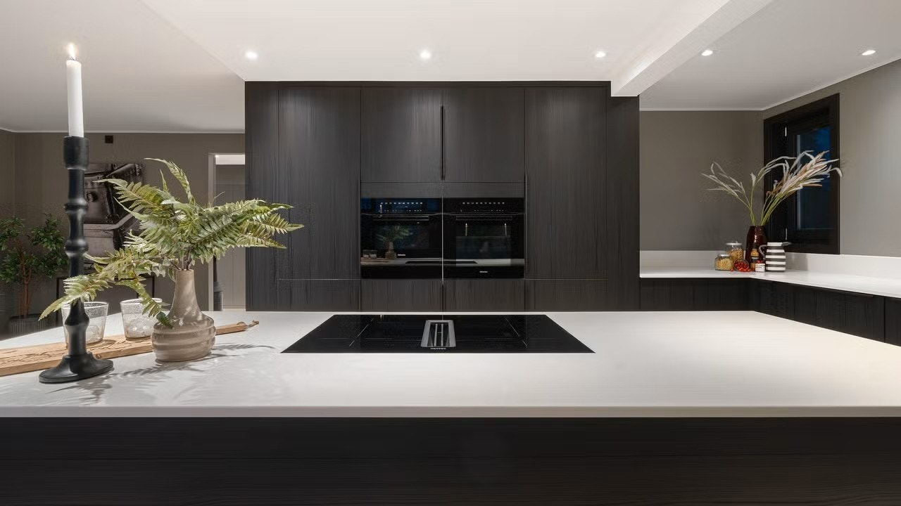 Alle hvitevarer utenom dobbel vinskuff er fra Miele. Kjøkkeninnredning fra HTH. Galleribilde