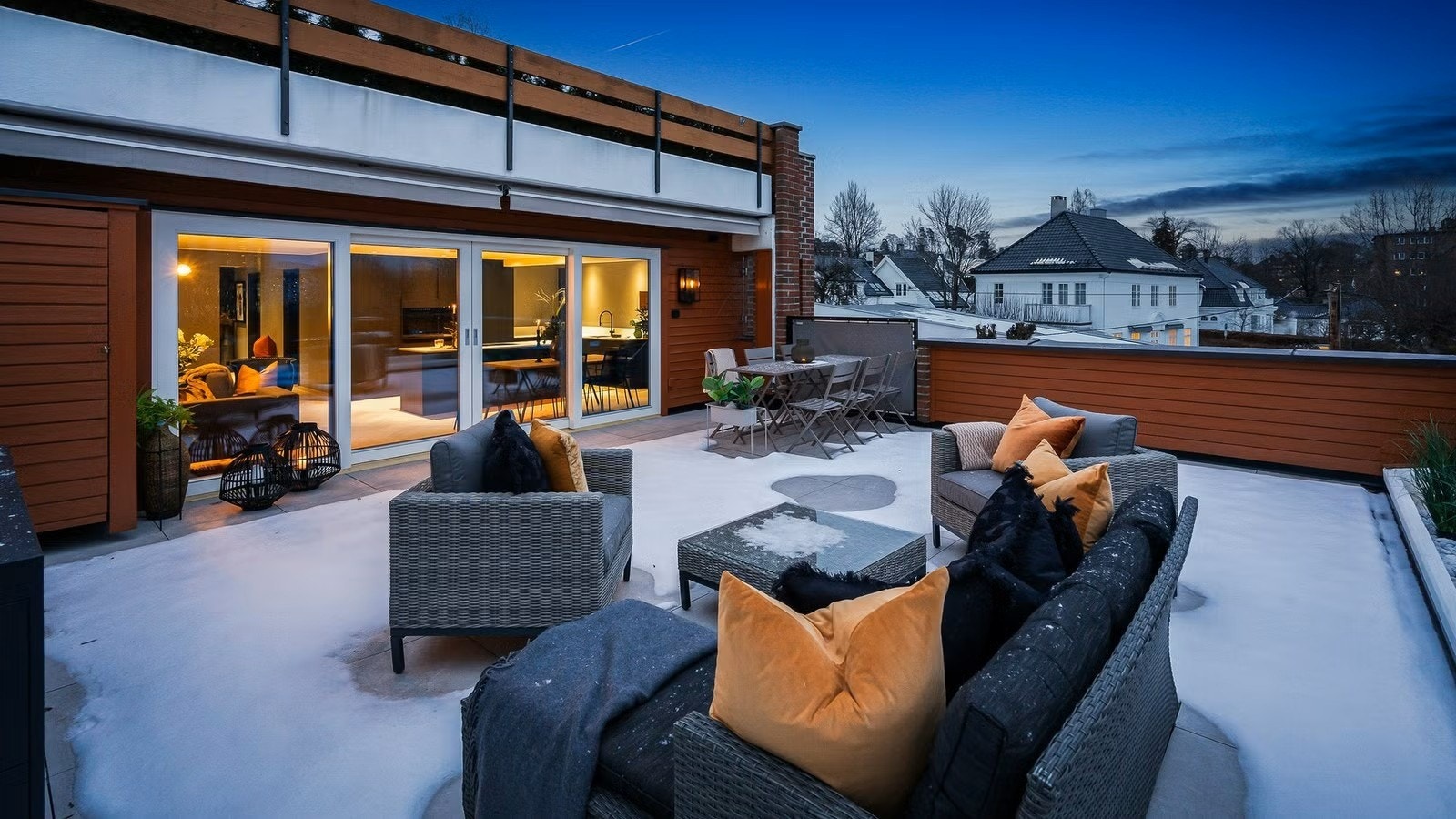 43 kvm terrasse gir plass til å innrede i flere soner. Galleribilde