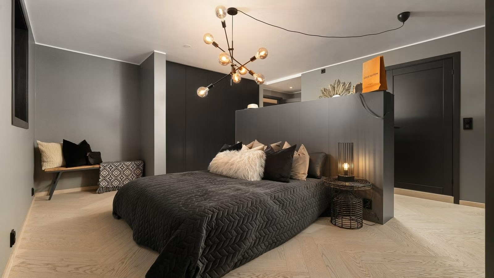 Hovedsoverom med MYE garderobeplass. Galleribilde