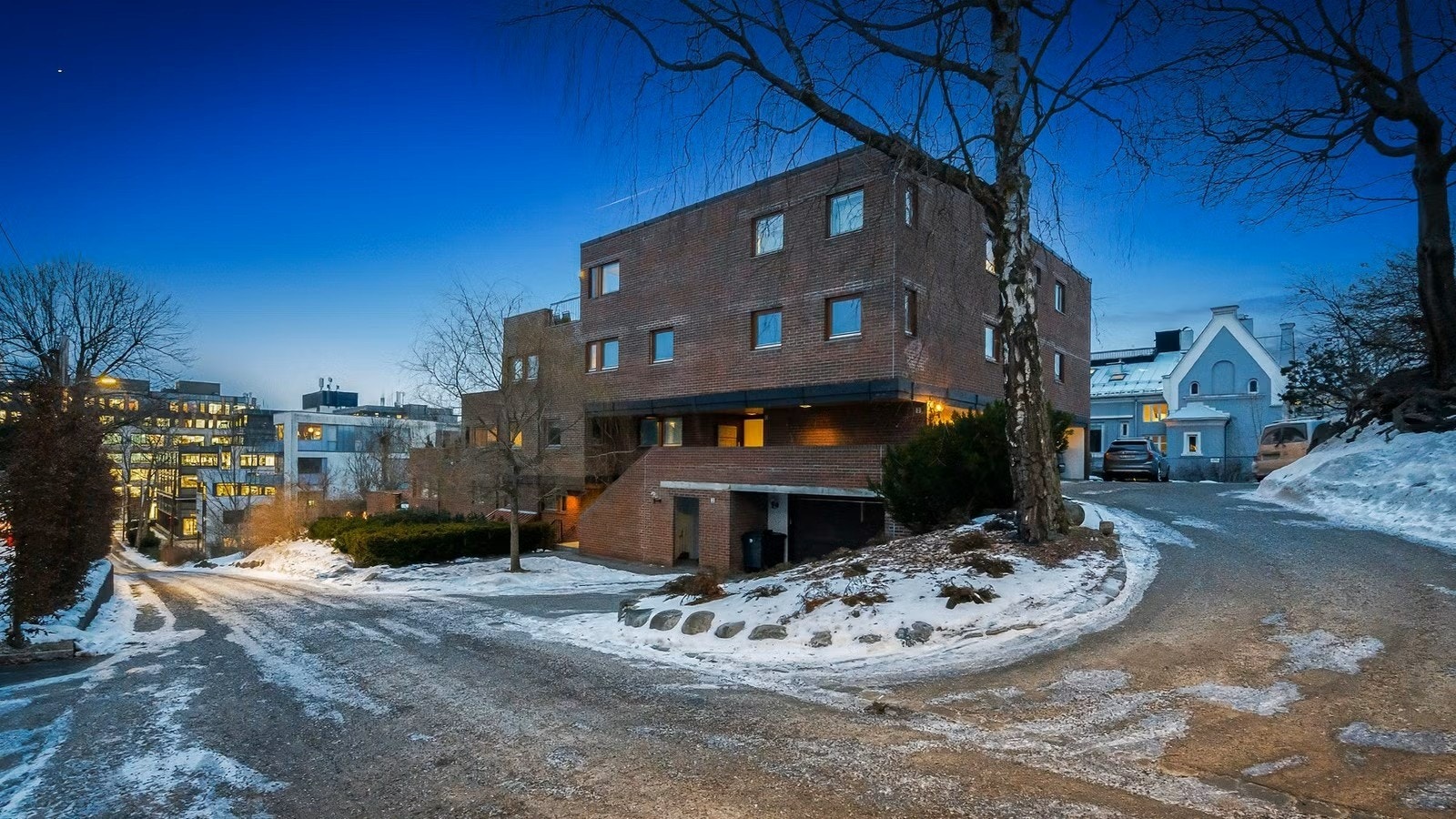 Parkering i carport og biloppstillingsplass. Galleribilde