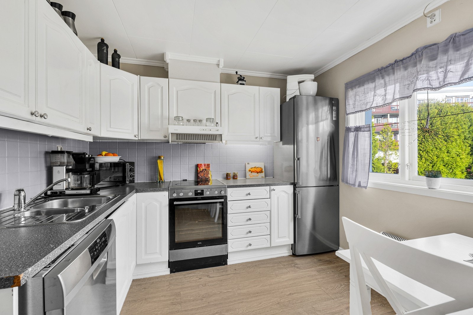 Kjøkkenet har en god og funksjonell størrelse med rikelig skap- og benkeplass Galleribilde