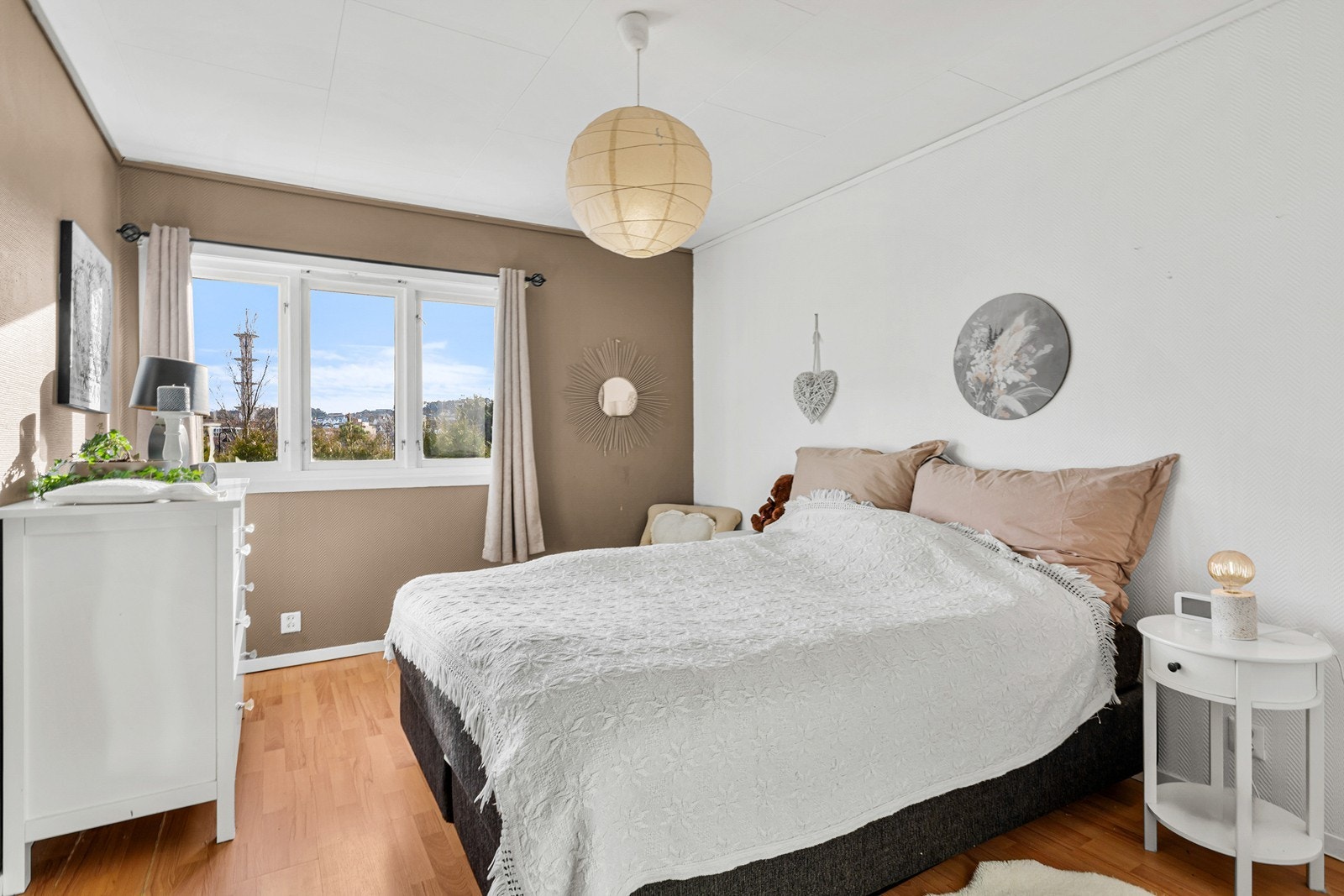 Hovedsoverommet er romslig og har plass til dobbeltseng og garderobeskap Galleribilde