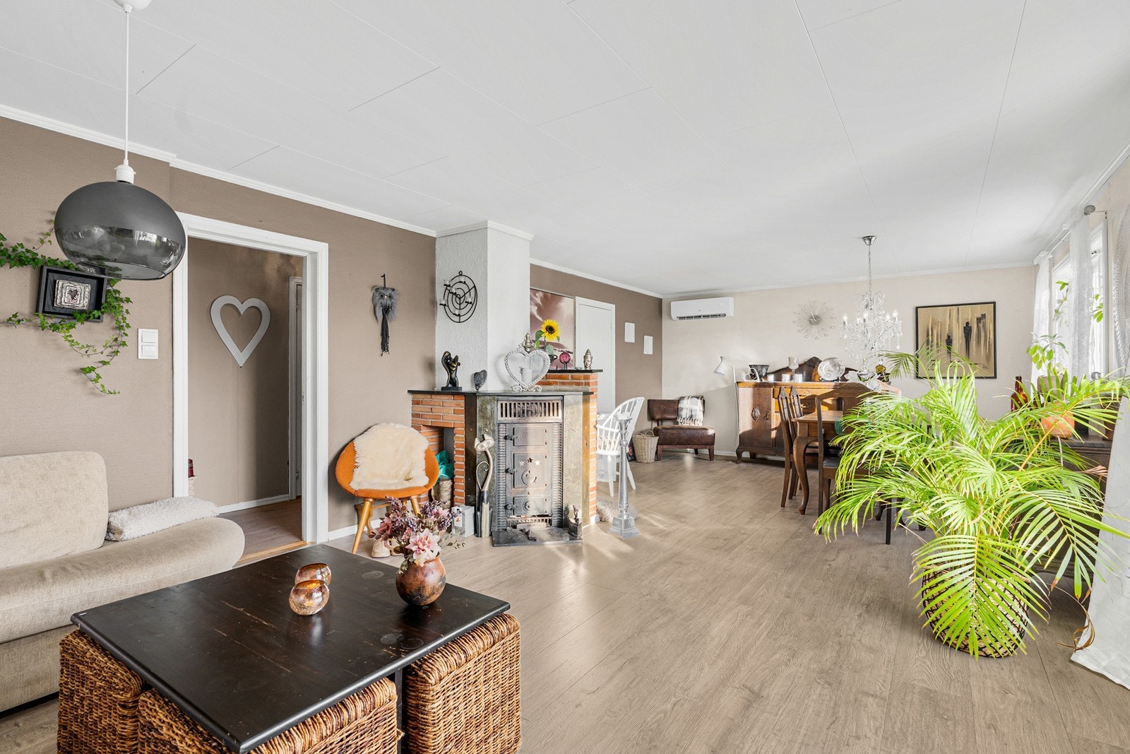 Romslig stue med god plass til både stor sofagruppe og spisebord Galleribilde