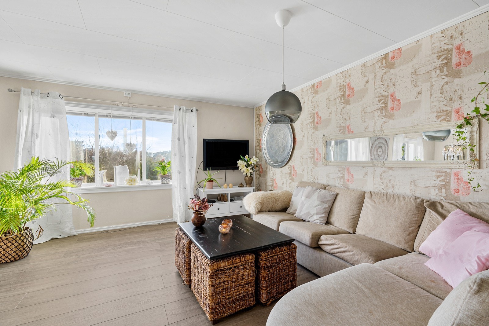 Leiligheten har en fin beliggenhet i byggets 2. etasje Galleribilde