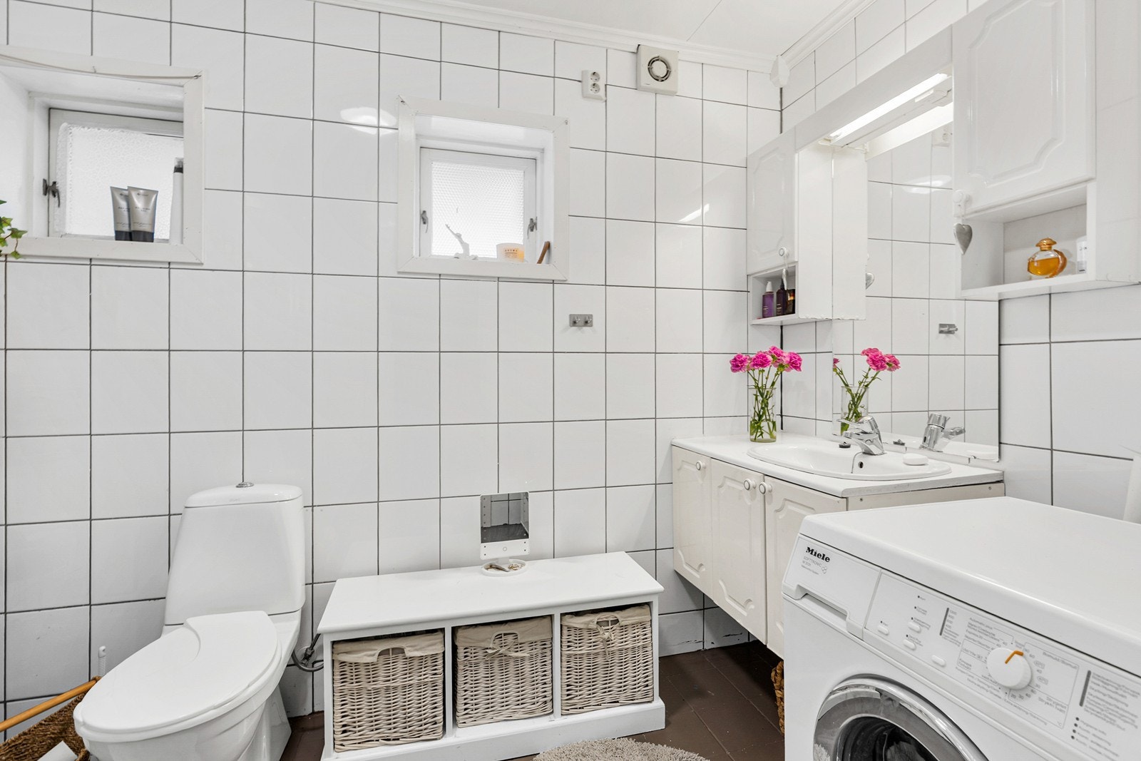 Badet er av god størrelse med plass til baderomsinnredning, speil, toalett og dusj Galleribilde