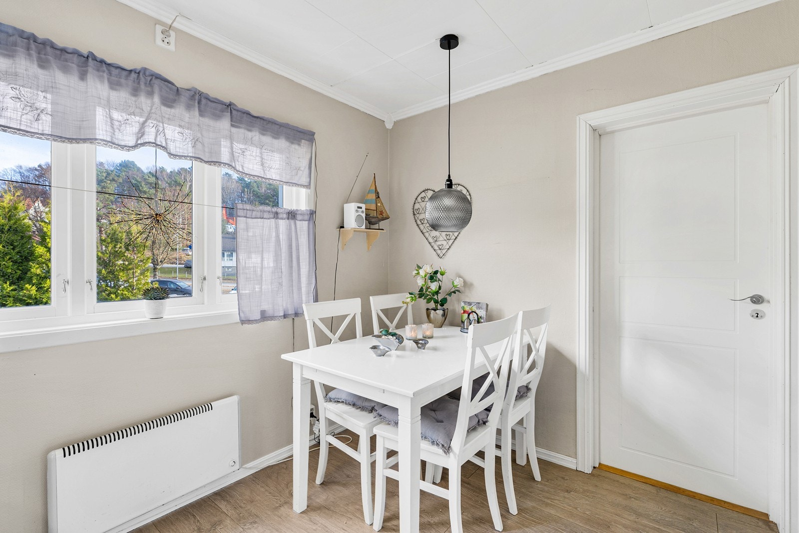 Her er det plass til frokostbord ved vinduet, som gir godt med naturlig lys og en hyggelig ramme rundt hverdagsmåltidene Galleribilde