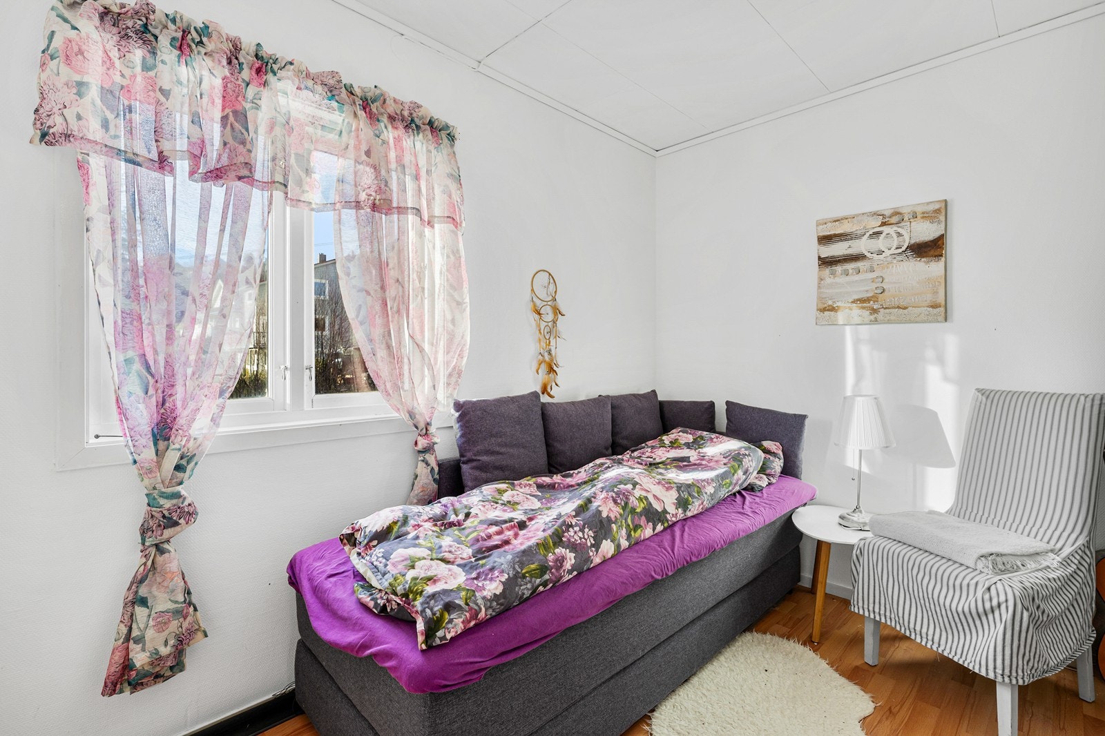 Soverom nummer to har også en fin størrelse og egner seg godt som barnerom, gjesterom eller kontor Galleribilde