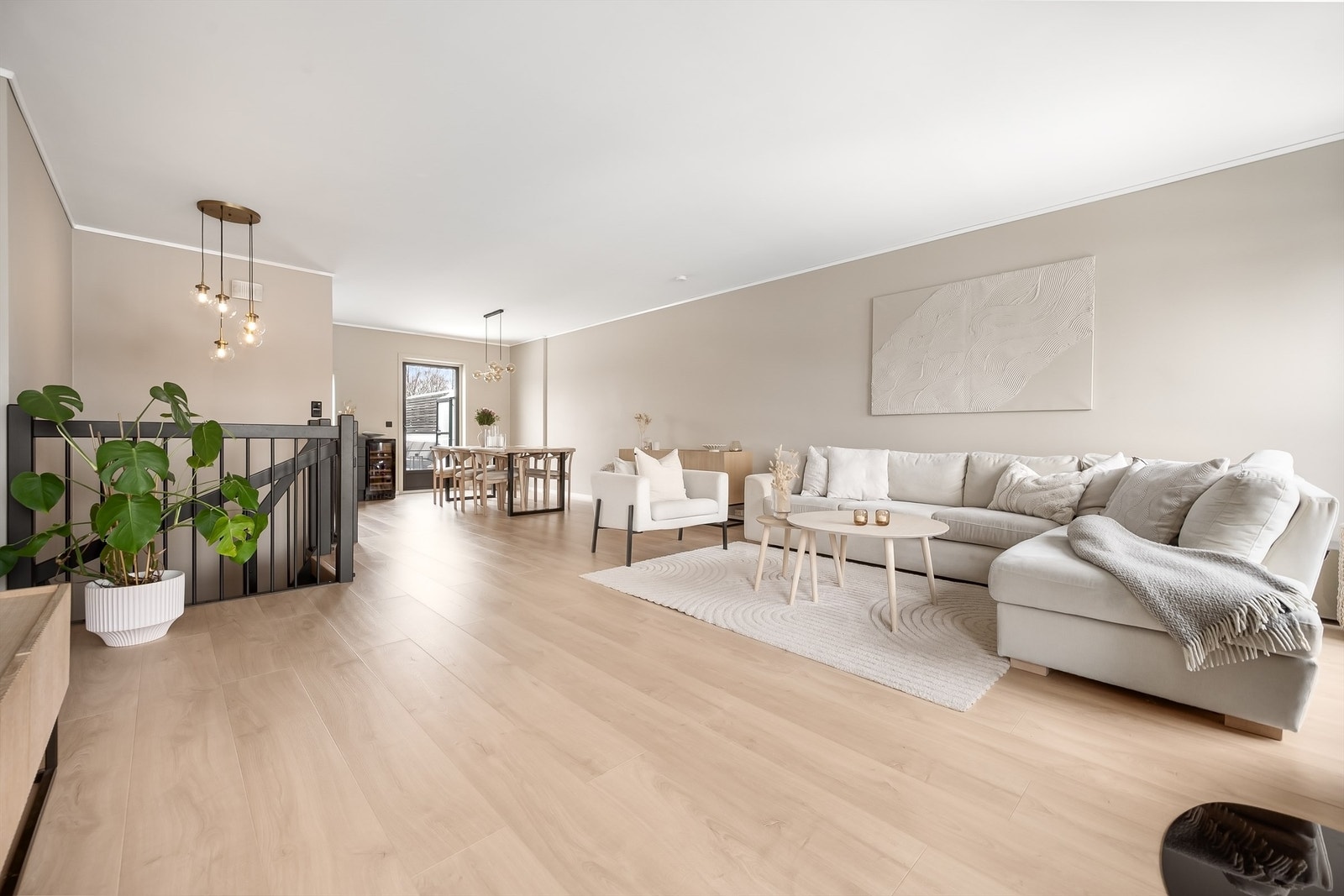 Den åpne og romslige planløsningen i andre etasje gir god plass til både sofagruppe og spisebord. Galleribilde