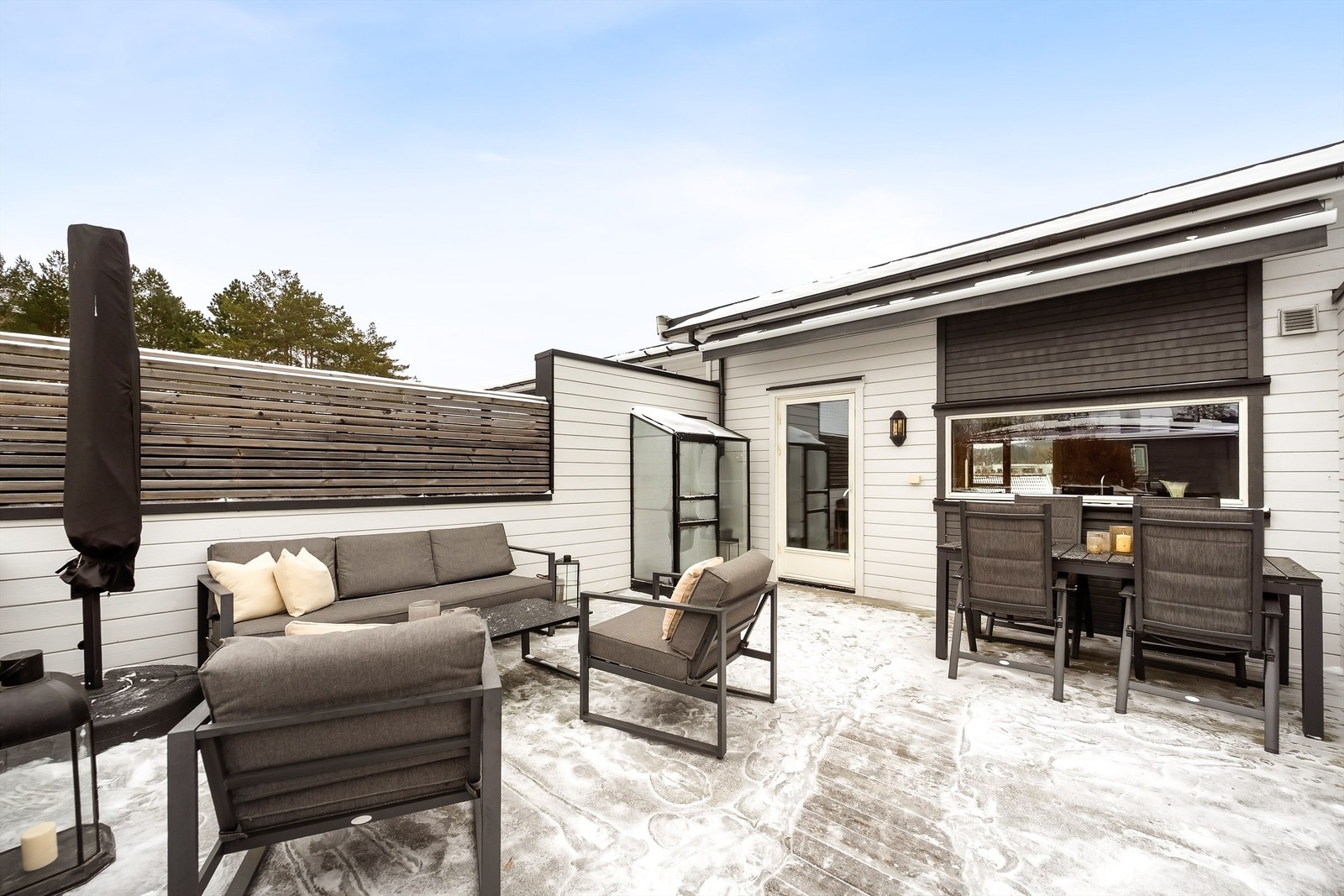 Terrassen er en naturlig forlengelse av kjøkkenet og stuen i sommerhalvåret. Galleribilde