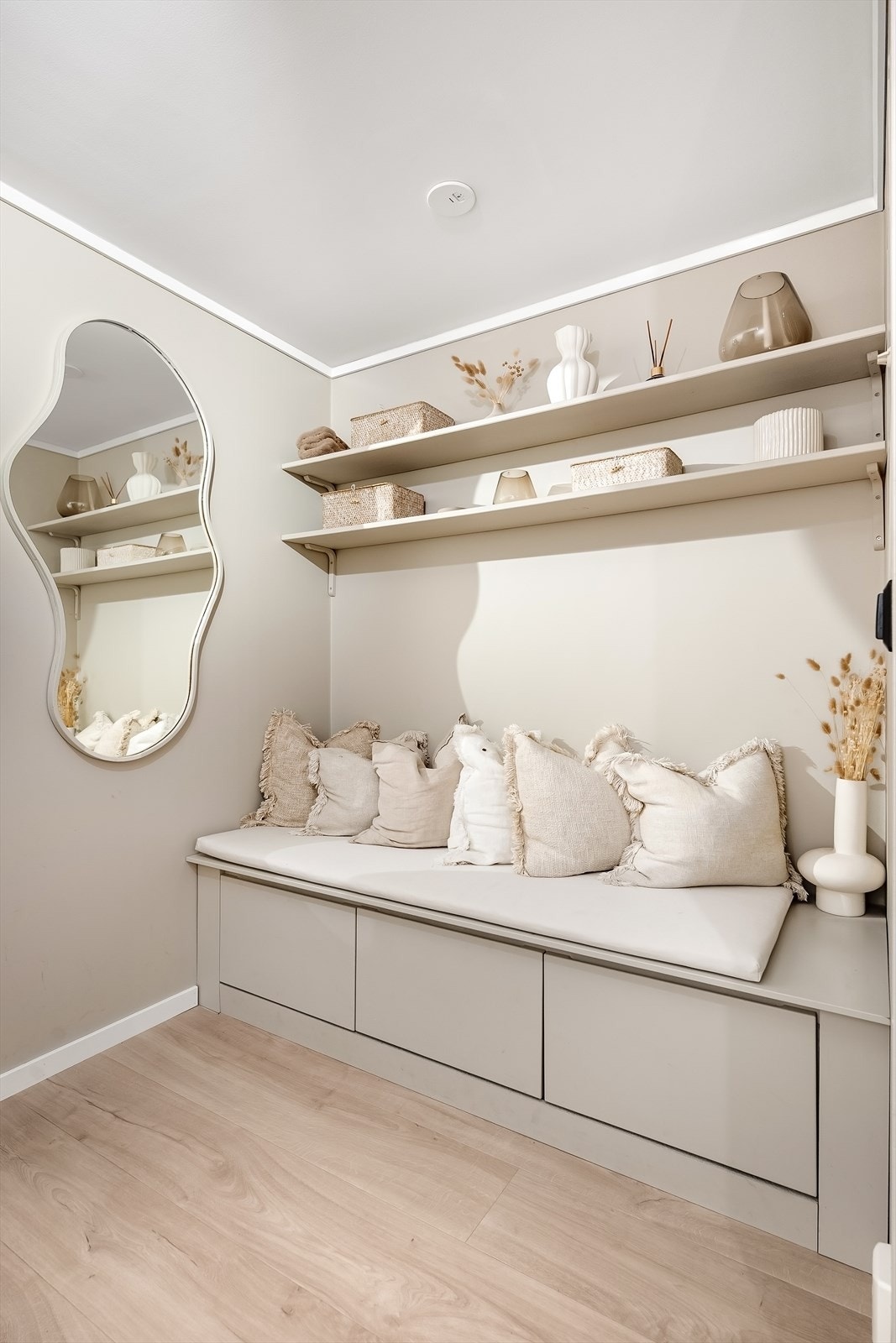 Den plassbygde benken i entréen er en av flere smarte løsninger som er etablert de siste årene. Galleribilde