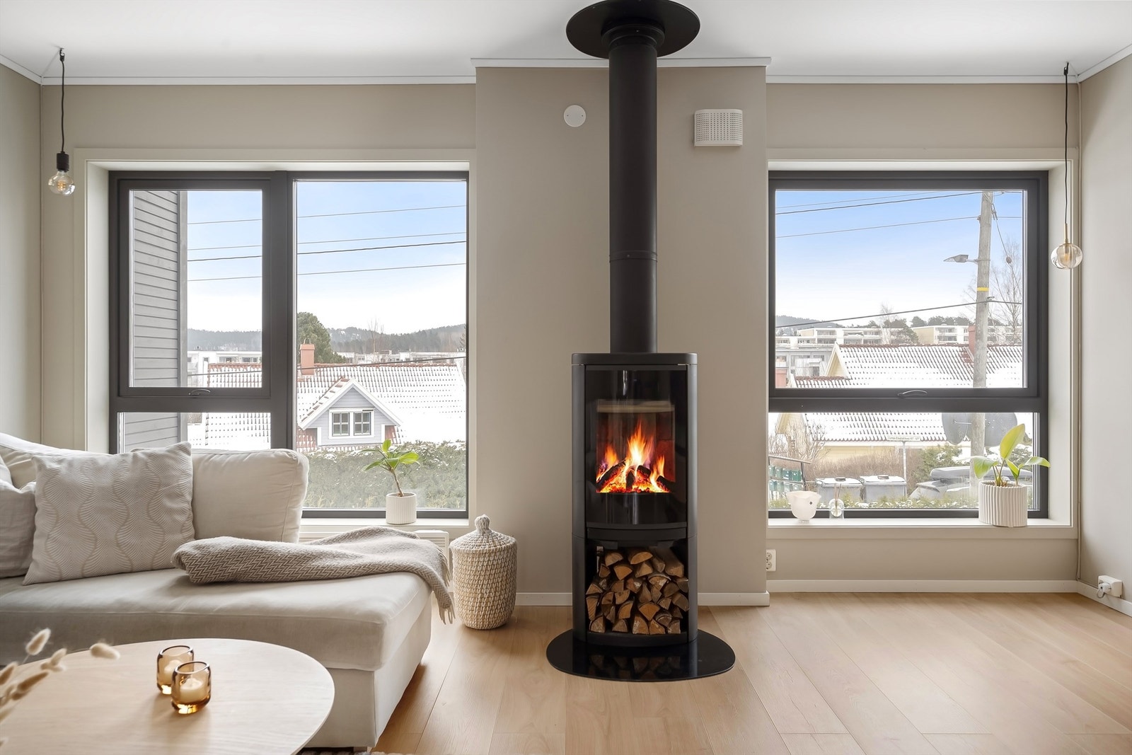 Ildstedet fra byggeåret er et sentralt element i stuen og en effektiv ekstra varmekilde. Galleribilde