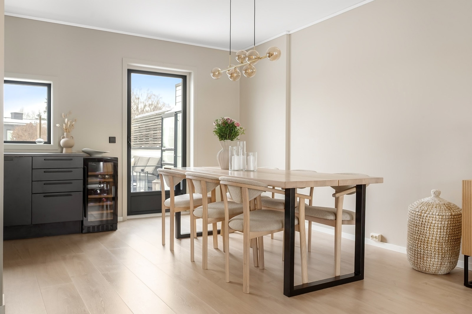 Døren fra spisestuen åpner opp til en av boligens to uteplasser, som totalt utgjør 42 m². Galleribilde