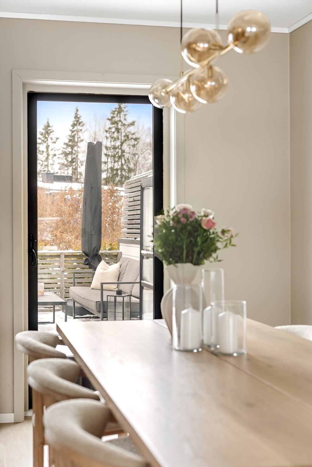 Den enkle adkomsten til terrassen visker ut skillet mellom inne og ute. Galleribilde