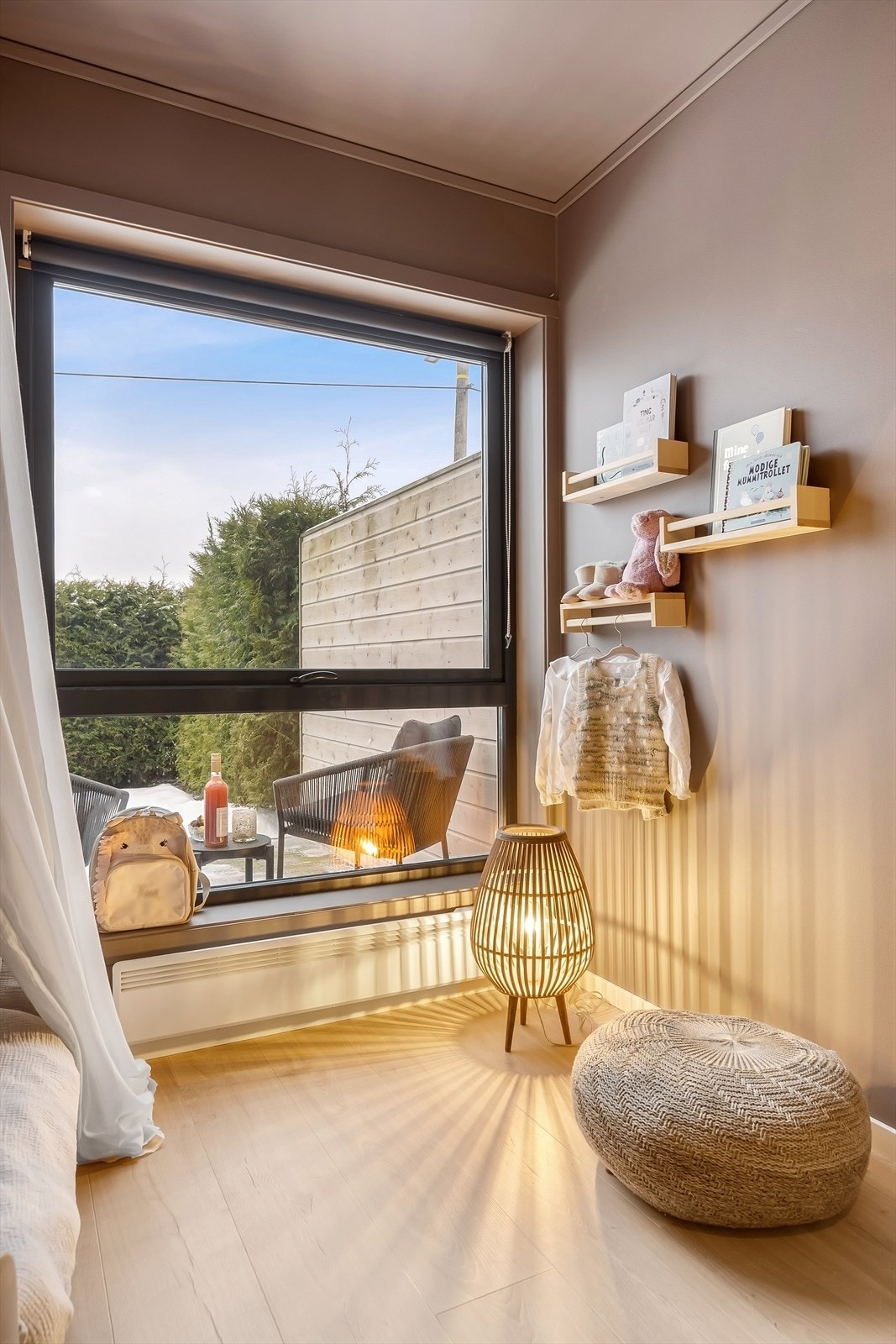 Vinduet gir godt med dagslys og utsyn mot boligens uteområde. Galleribilde