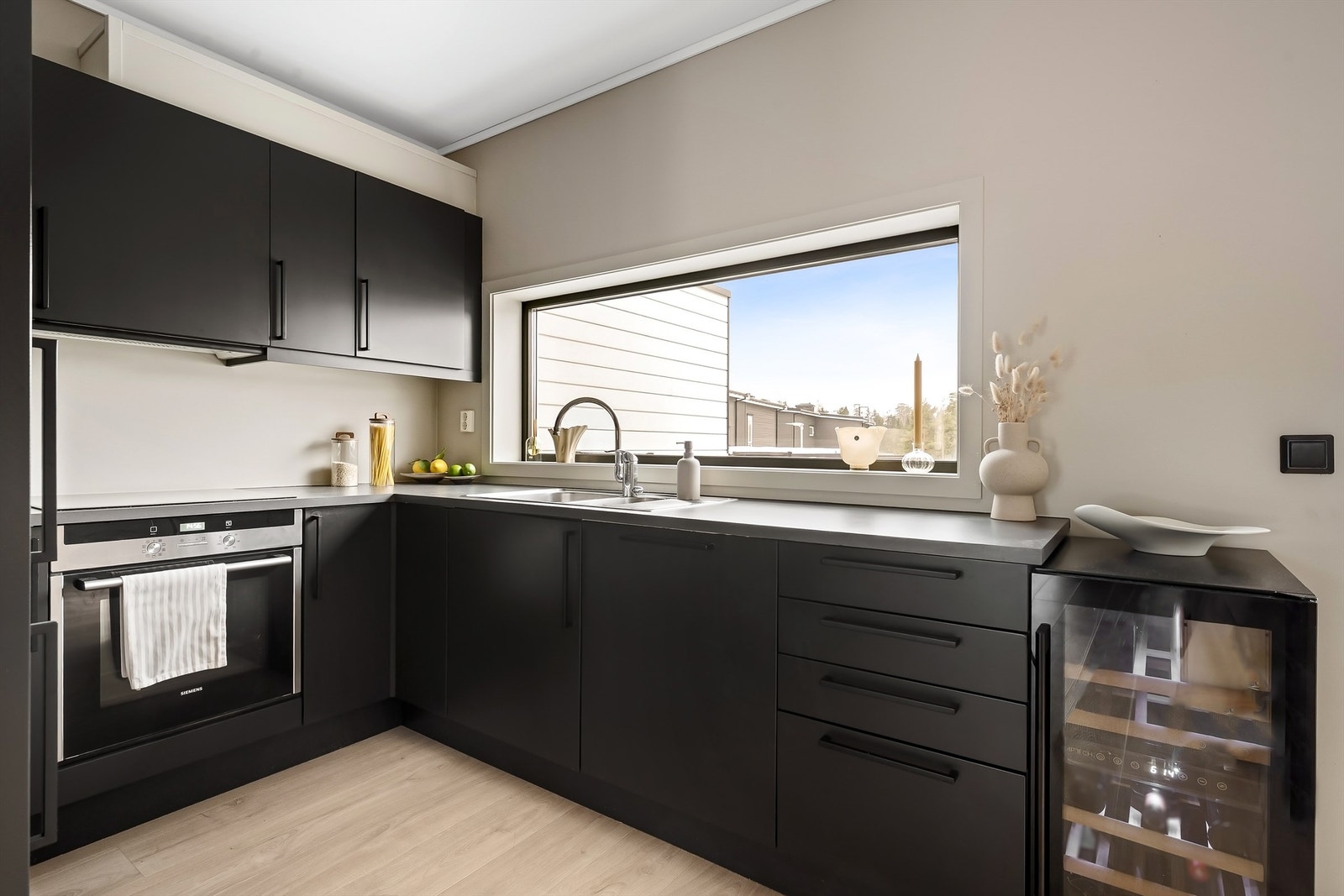 Kjøkkenet har slitesterke laminatbenkeplater og praktisk benkebelysning. Galleribilde