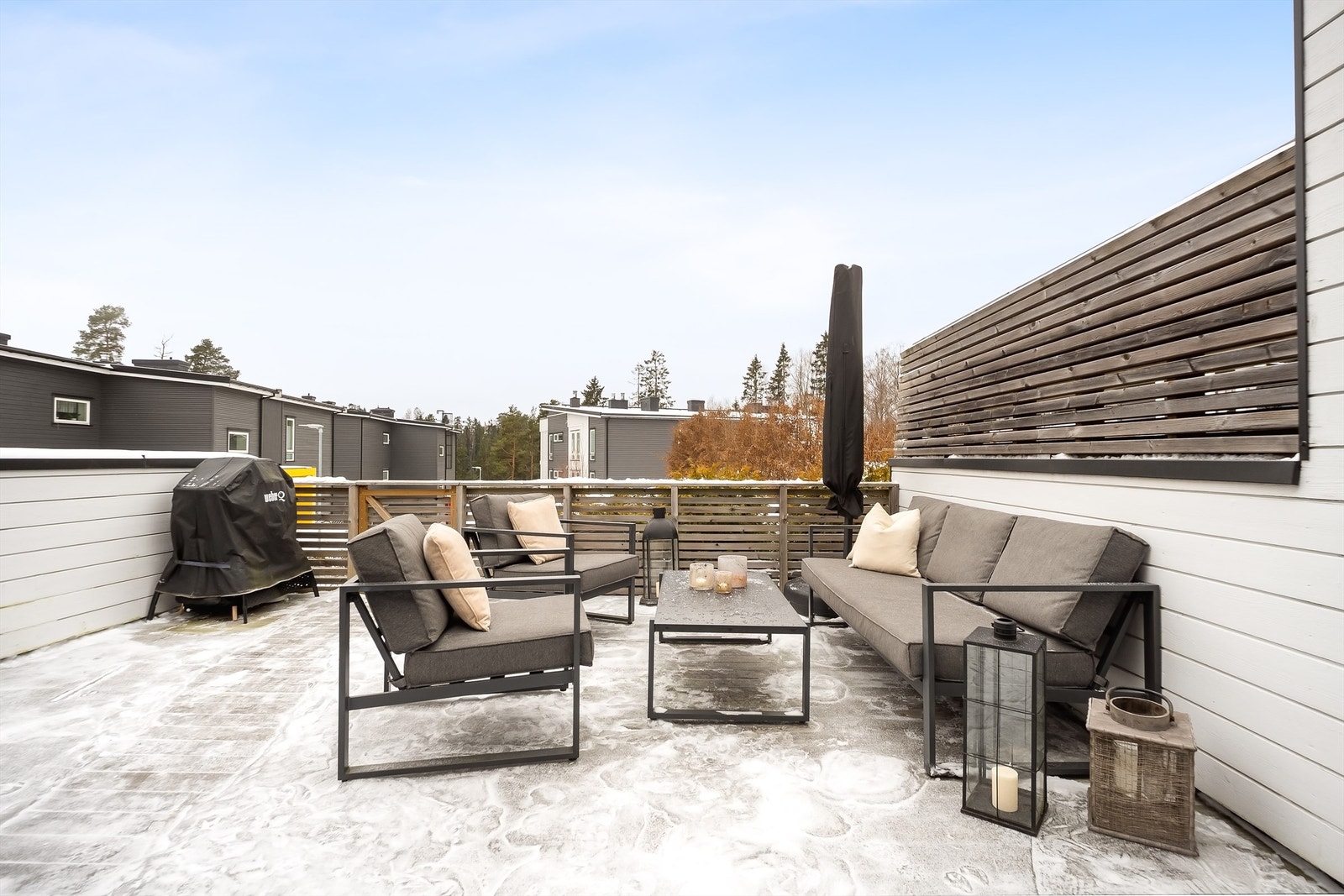 Uteplassen er bygget med terrassebord og har rekkverk i tre og metall. Galleribilde