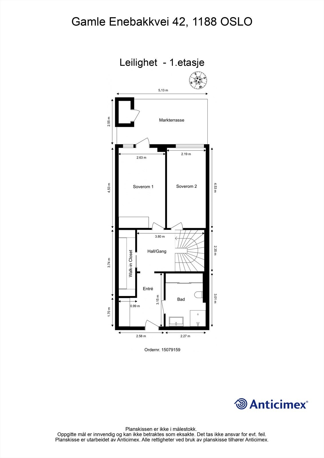 Første etasje har en smart planløsning med entré, bad, to soverom og et praktisk walk-in-closet. Galleribilde