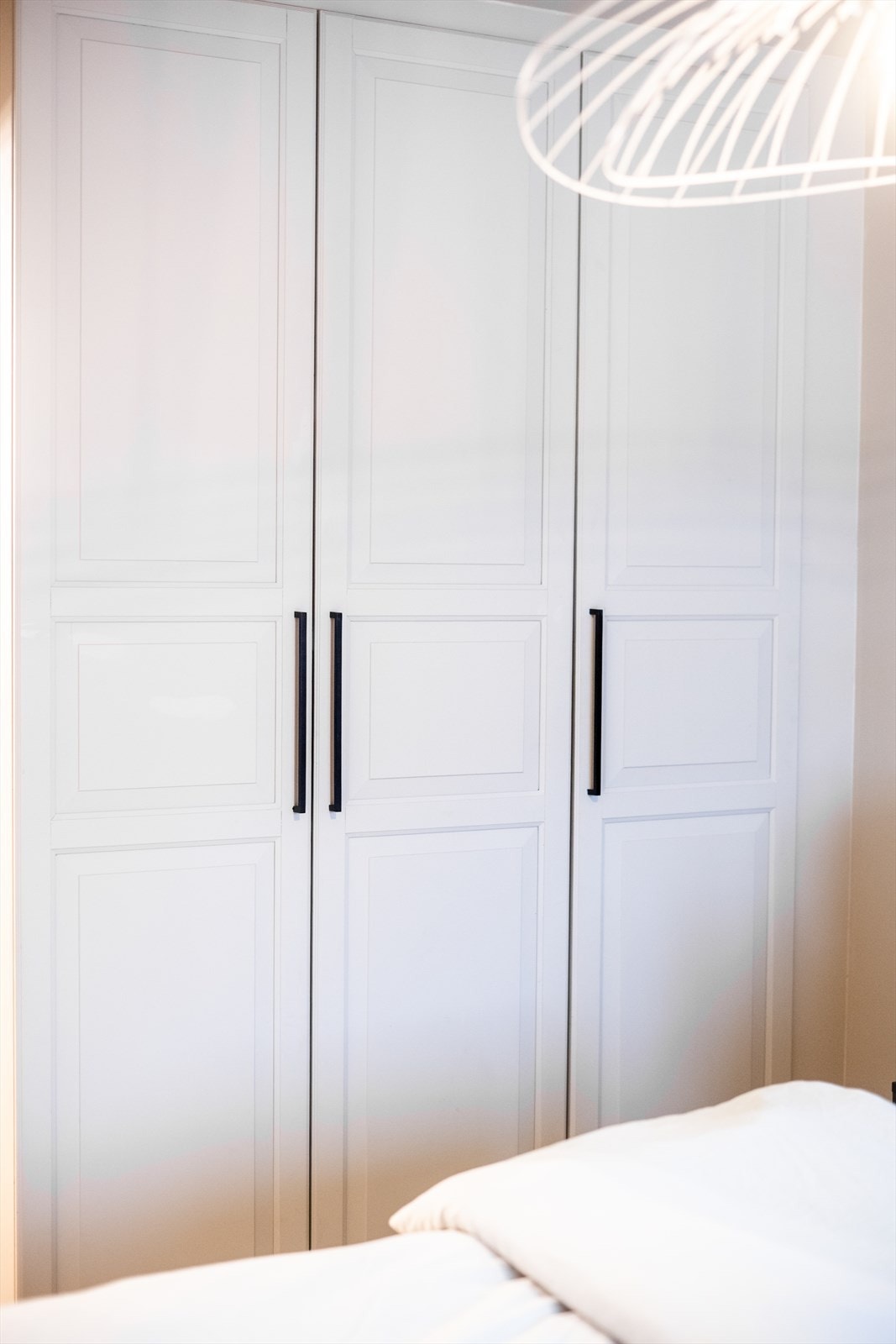 Garderobeskapet har profilerte fronter som står i stil med boligens øvrige innerdører. Galleribilde