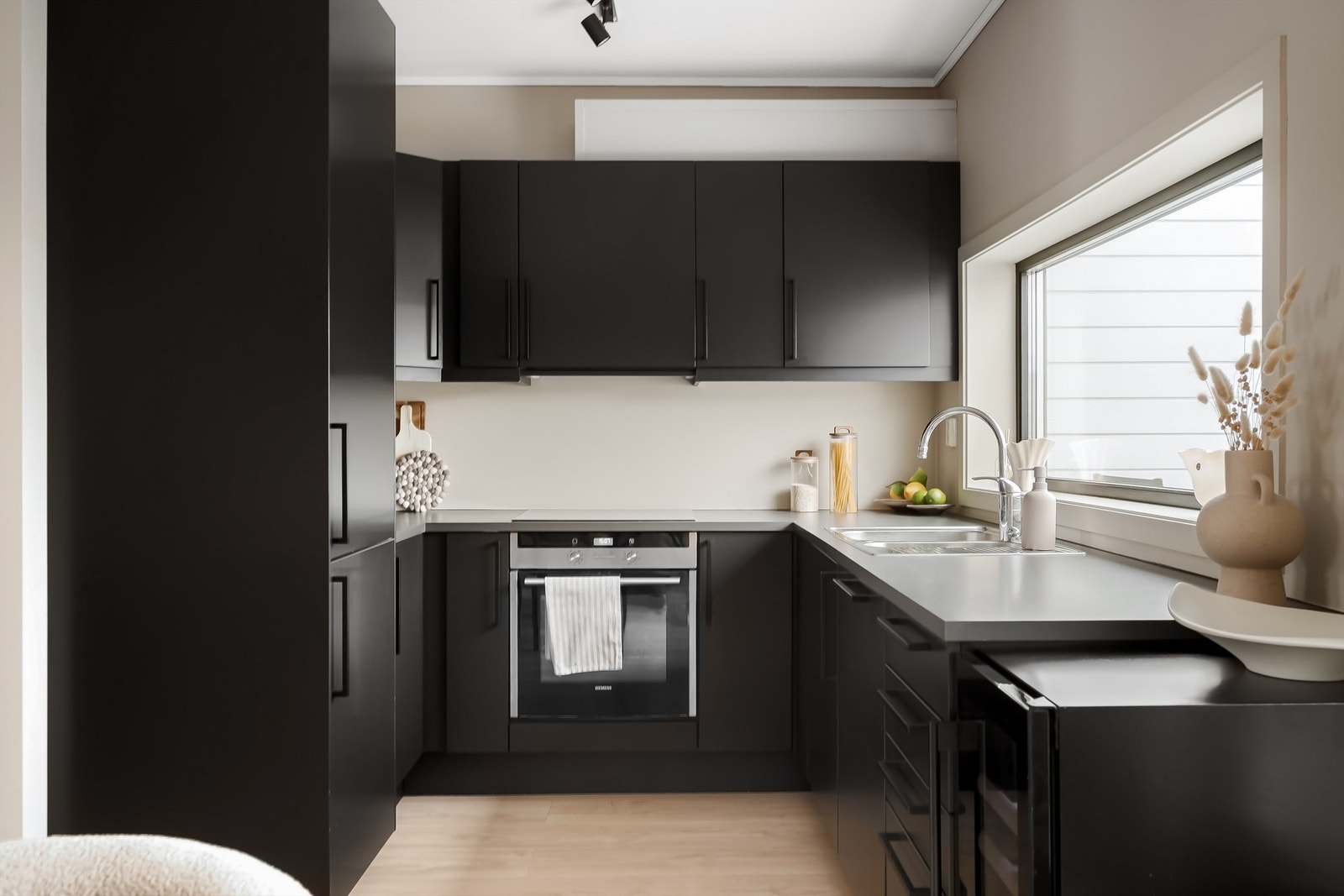 Kjøkkenet er funksjonelt med integrert komfyr, induksjonstopp, oppvaskmaskin og kjøleskap. Galleribilde