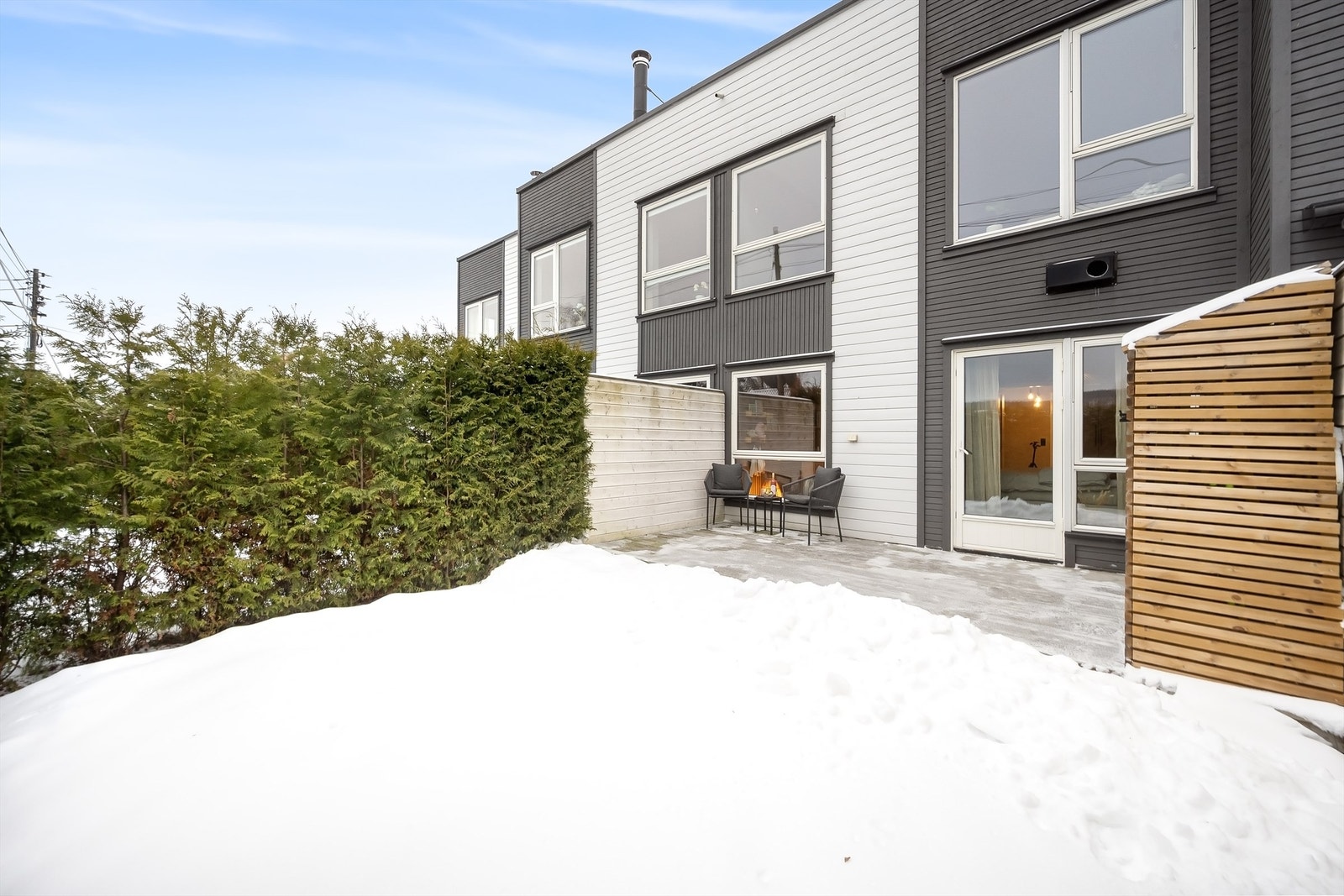 Uteplassen er tilgjengelig direkte fra hovedsoverommet. Galleribilde