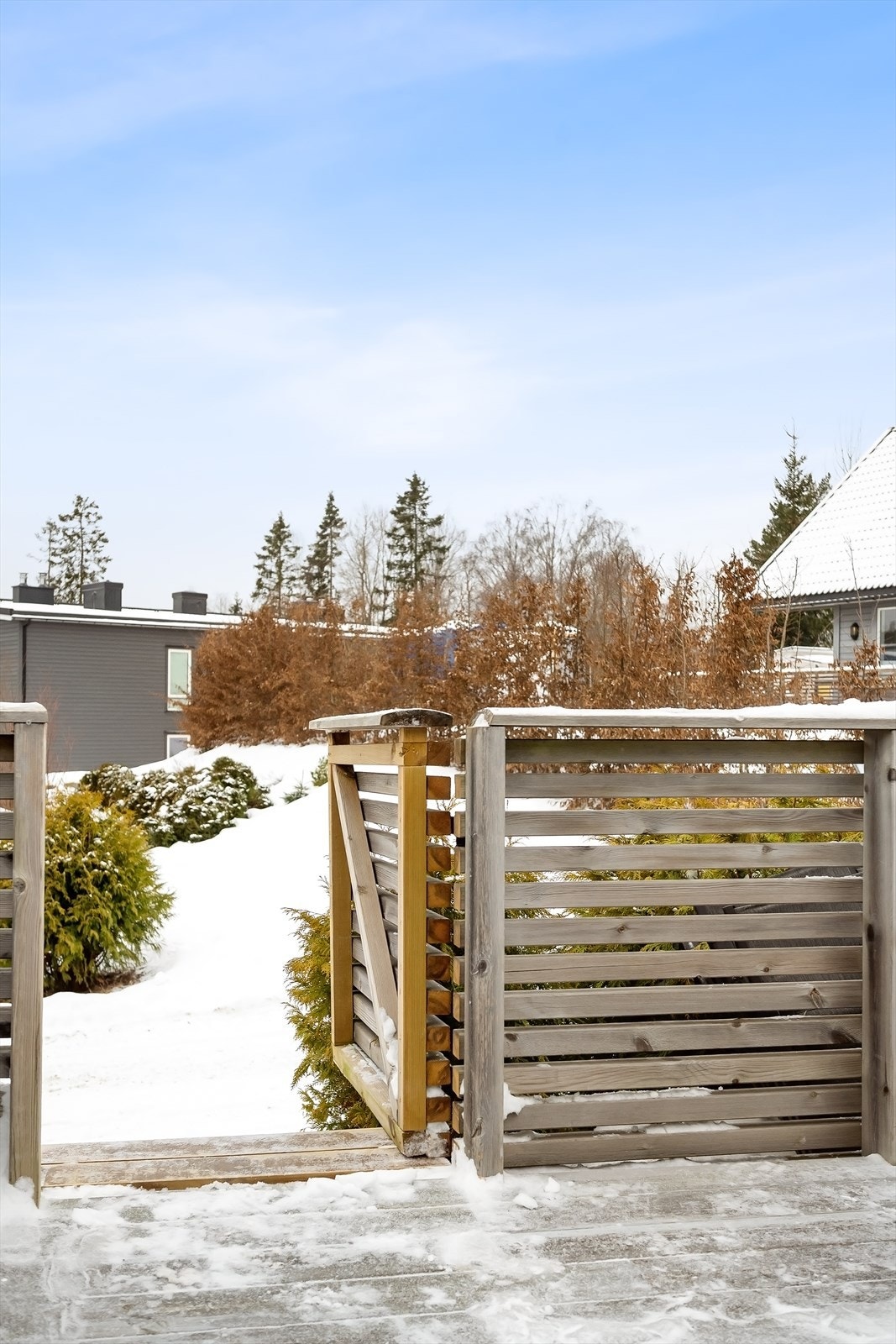 Fra terrassen er det bygget trapp og port med direkte utgang til felles friområde. Galleribilde