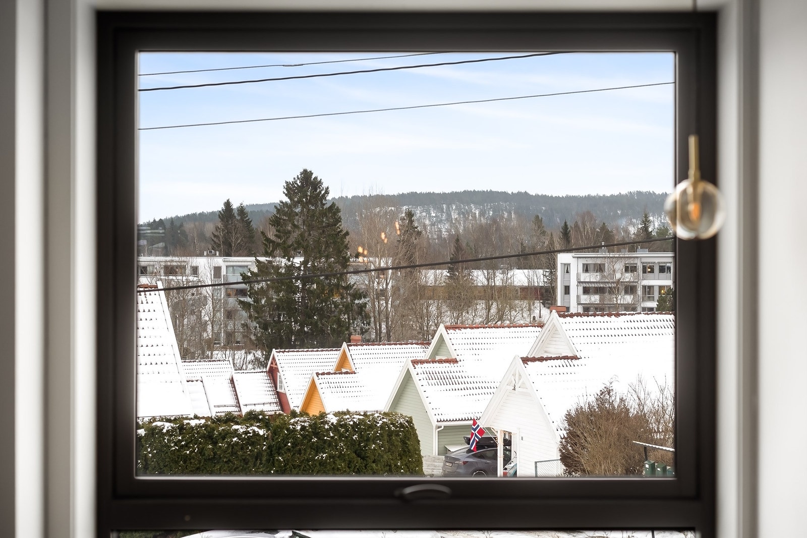 Fra stuevinduet er det utsikt over etablert eneboligbebyggelse med Østmarka i bakgrunnen. Galleribilde