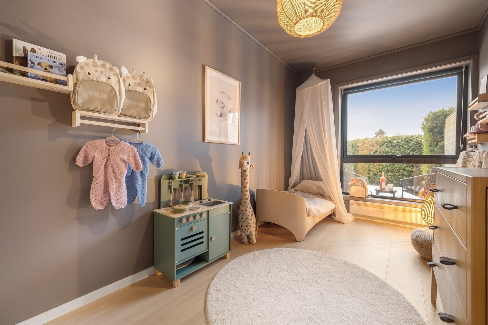 Også her er det gjennomgående laminatgulv og malte flater på vegger og i tak. Galleribilde