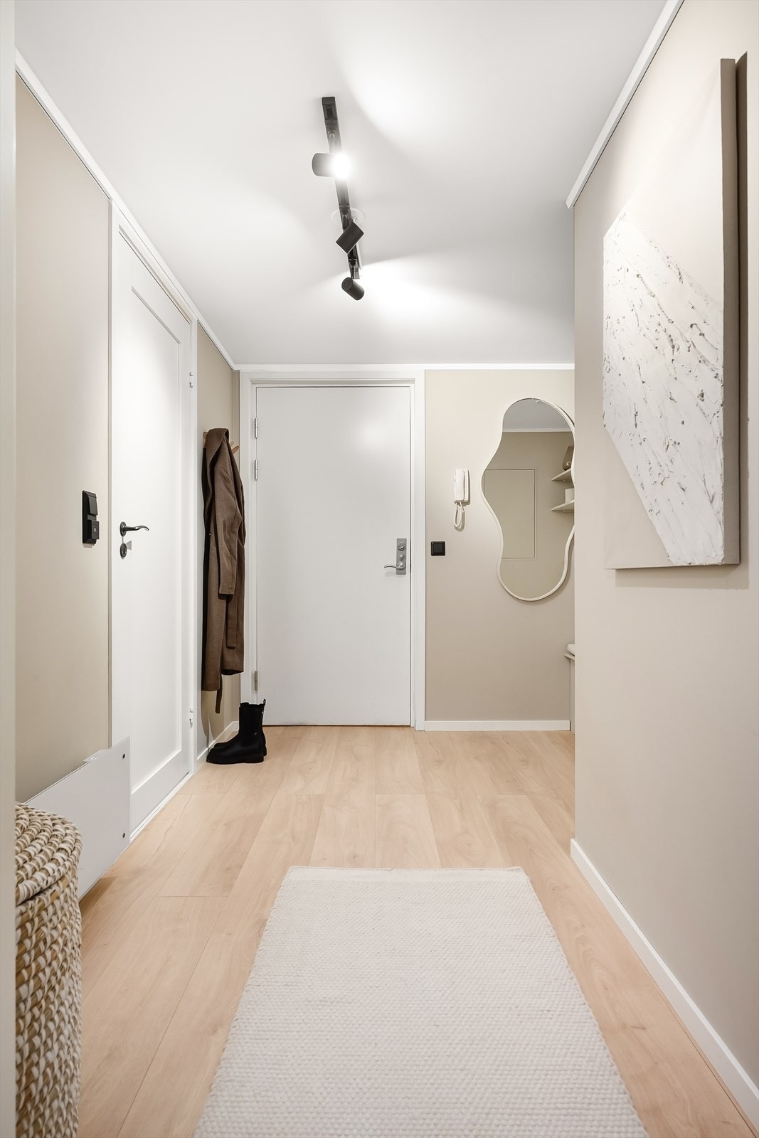 Entréen er romslig og har en solid inngangsdør med brann- og lydklassifisering. Galleribilde