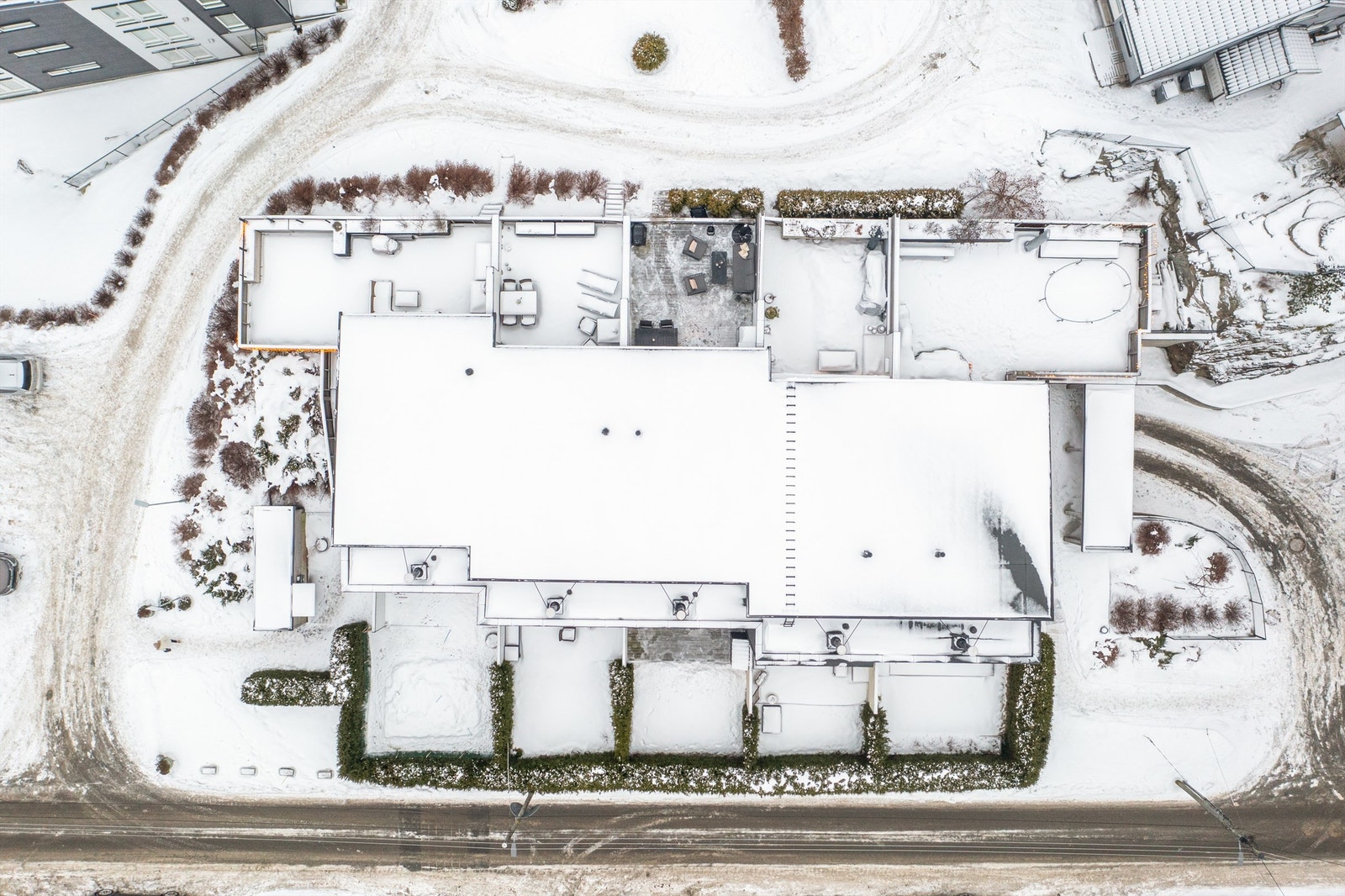 Leiligheten har en gjennomtenkt planløsning som skiller de private og sosiale sonene over to etasjer. Galleribilde