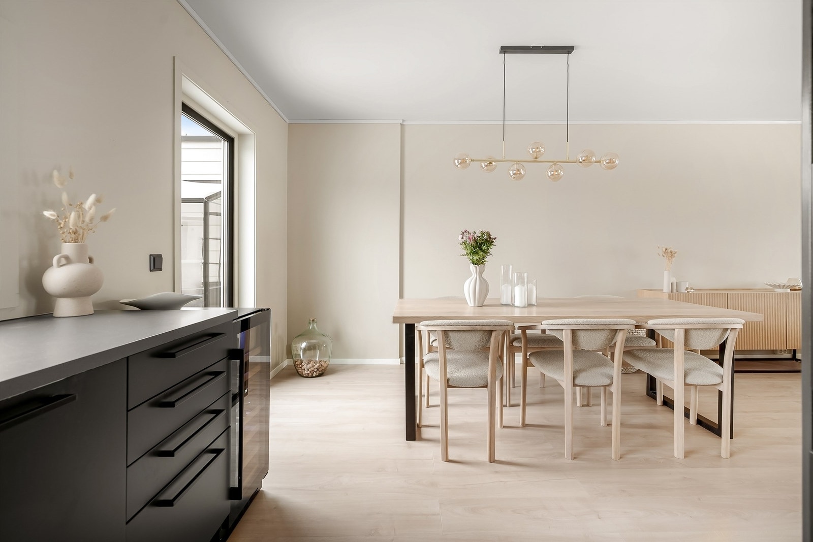 Spisestuen har god plass til et stort spisebord for hyggelige måltider med familie og venner. Galleribilde