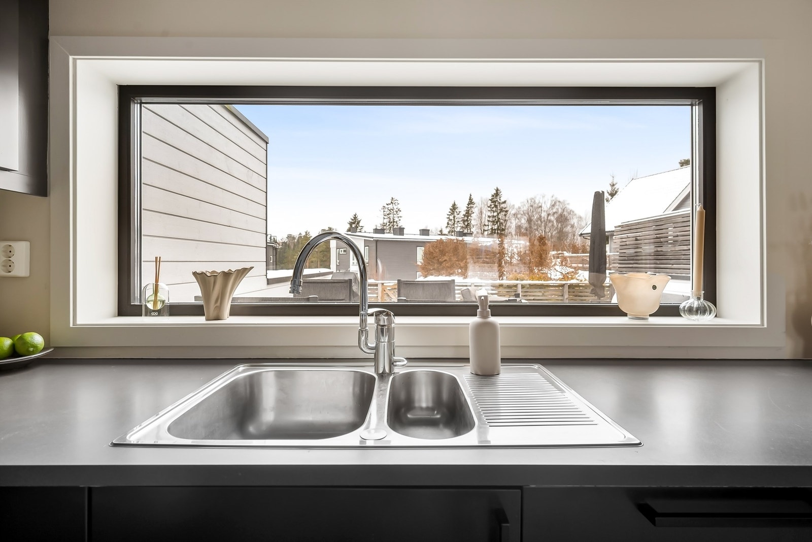 Fra den nedfelte oppvaskkummen i rustfritt stål har du utsyn over terrassen. Galleribilde
