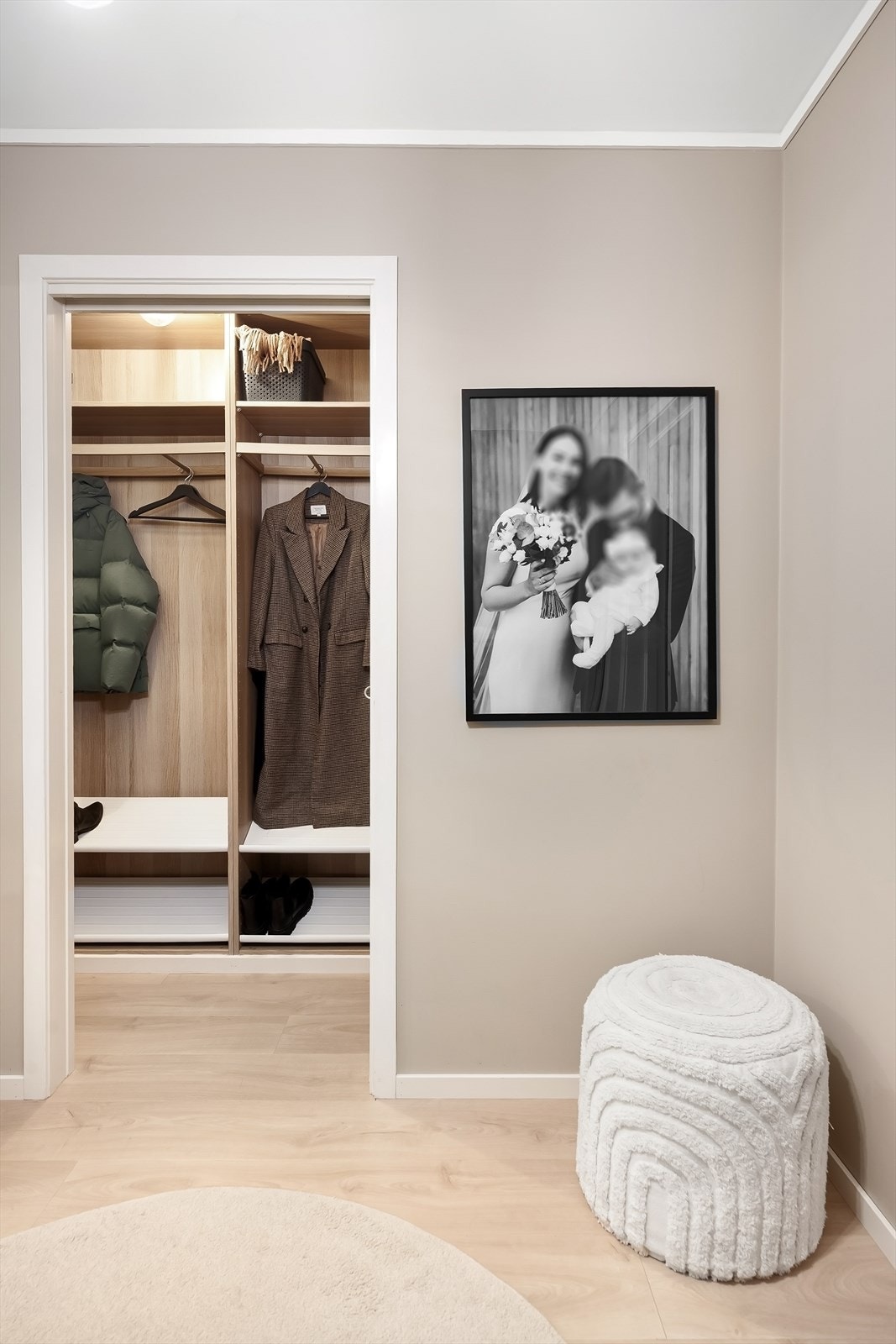 I tilknytning til gangen er en tidligere bod omgjort til et praktisk walk-in-closet. Galleribilde